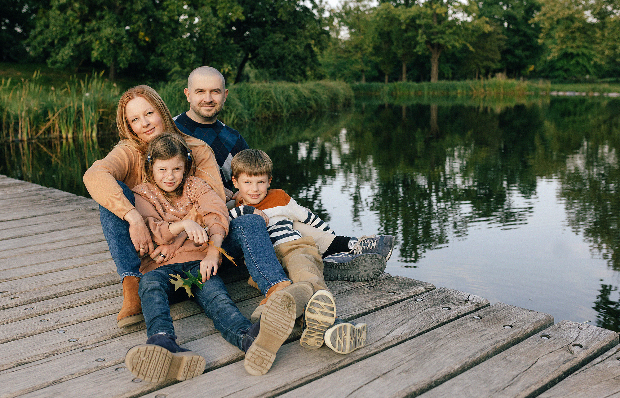 Виолетта и Георгий с детьми в парке. Rodinný a svatební fotograf v Praze