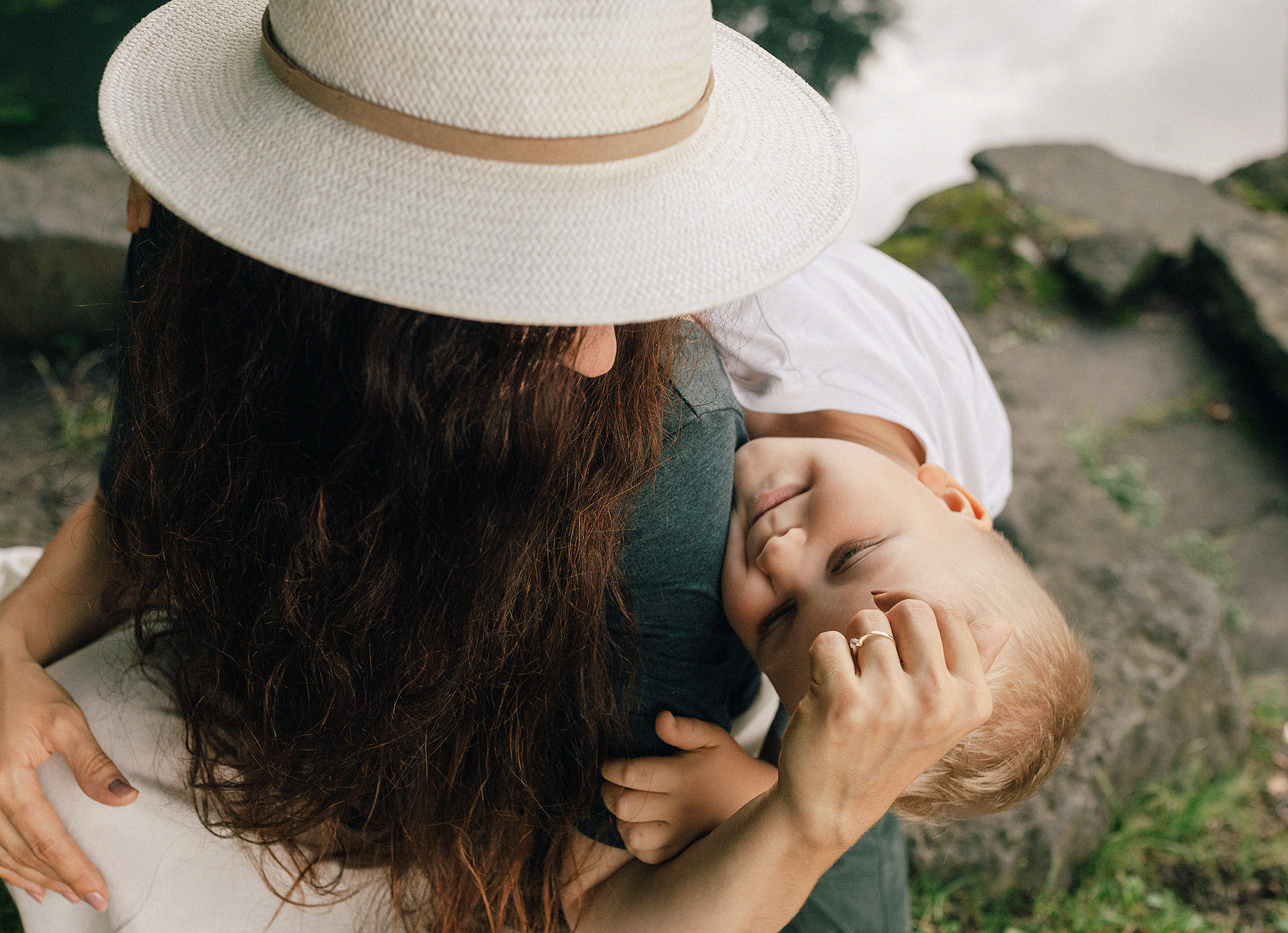 Анна с семьей в парке. Rodinný a svatební fotograf v Praze