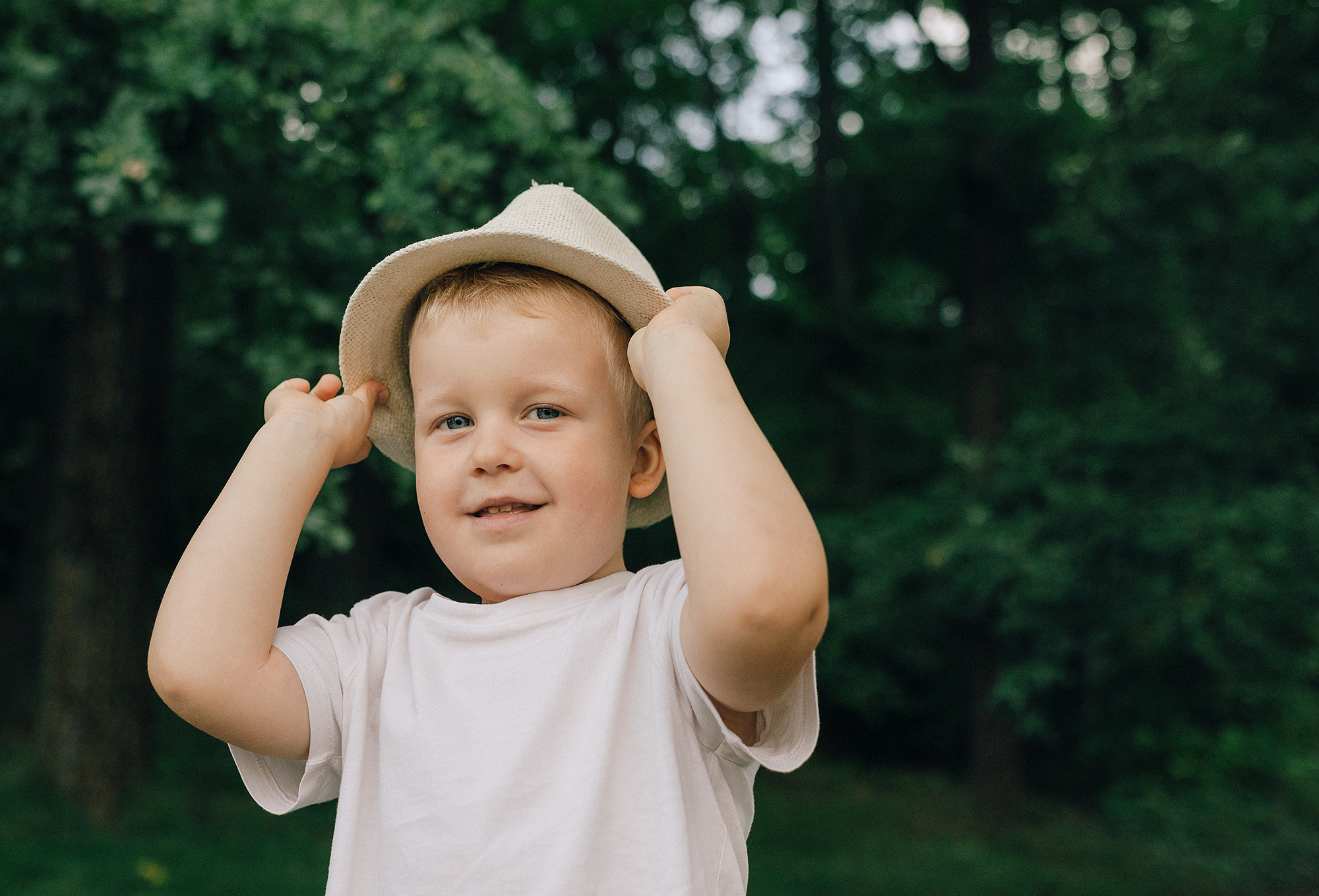Анна с семьей в парке. Rodinný a svatební fotograf v Praze