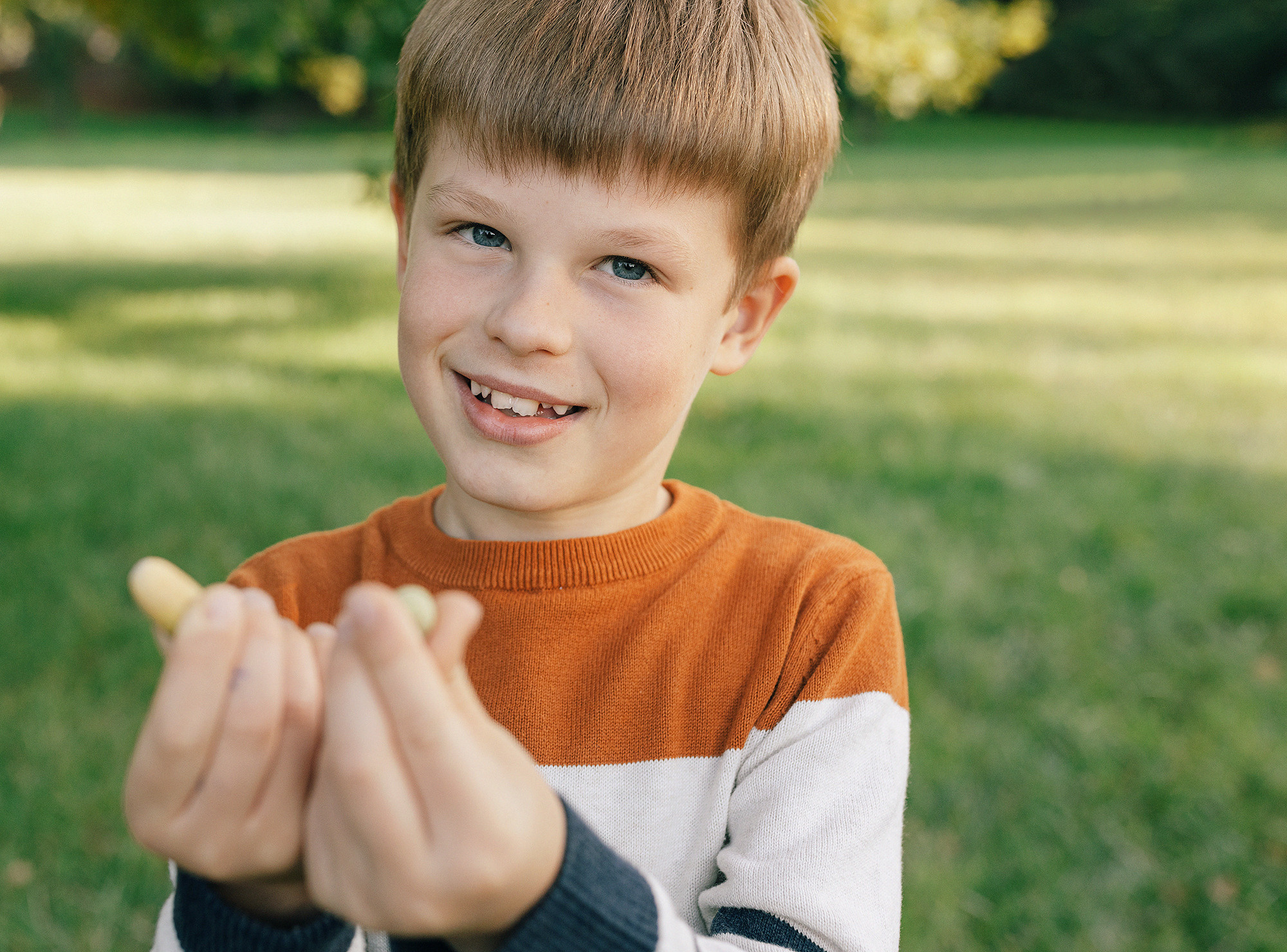 Виолетта и Георгий с детьми в парке. Rodinný a svatební fotograf v Praze