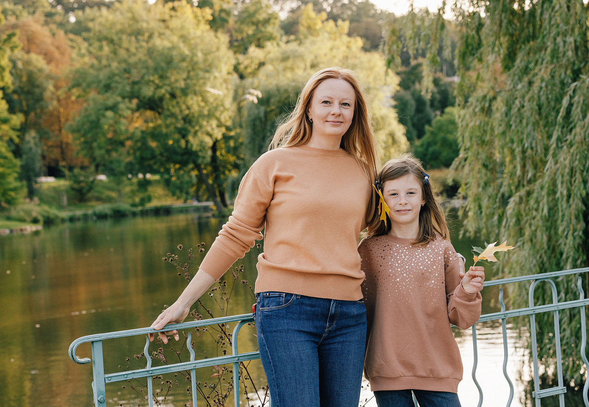Виолетта и Георгий с детьми в парке. Rodinný a svatební fotograf v Praze