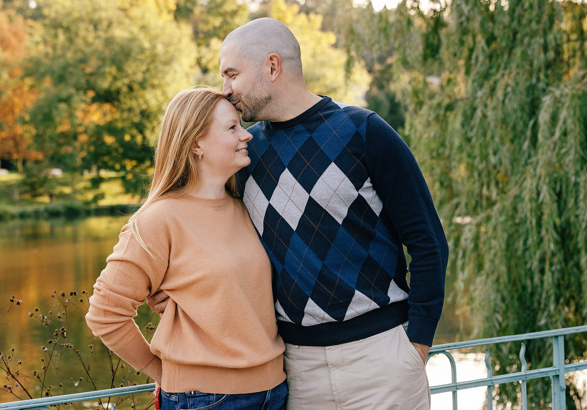 Виолетта и Георгий с детьми в парке. Rodinný a svatební fotograf v Praze