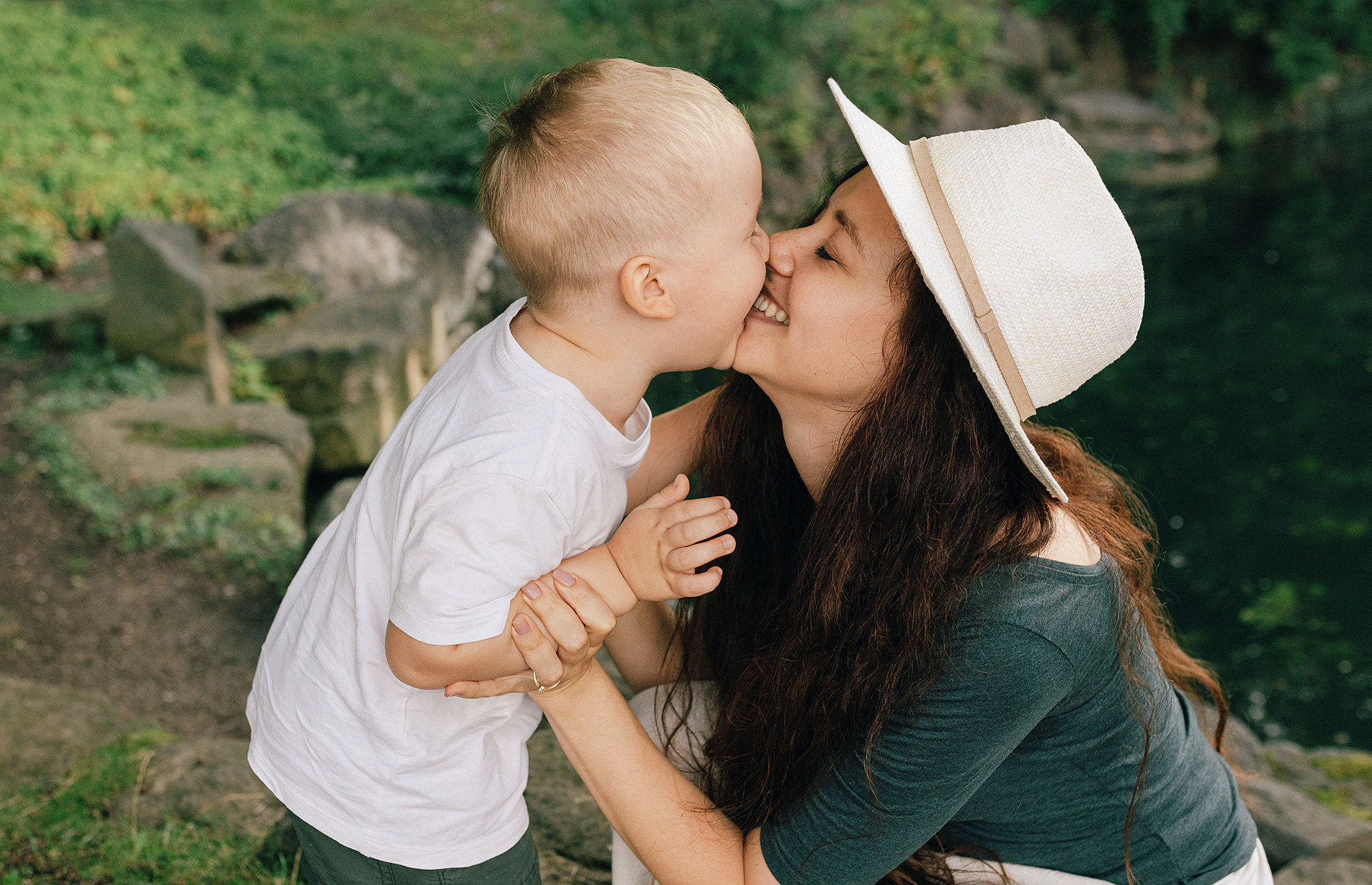 Анна с семьей в парке. Rodinný a svatební fotograf v Praze