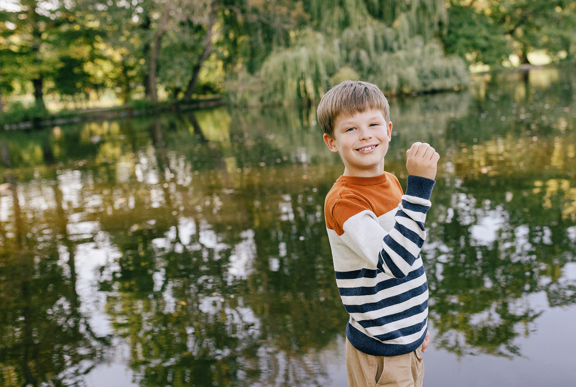 Виолетта и Георгий с детьми в парке. Rodinný a svatební fotograf v Praze