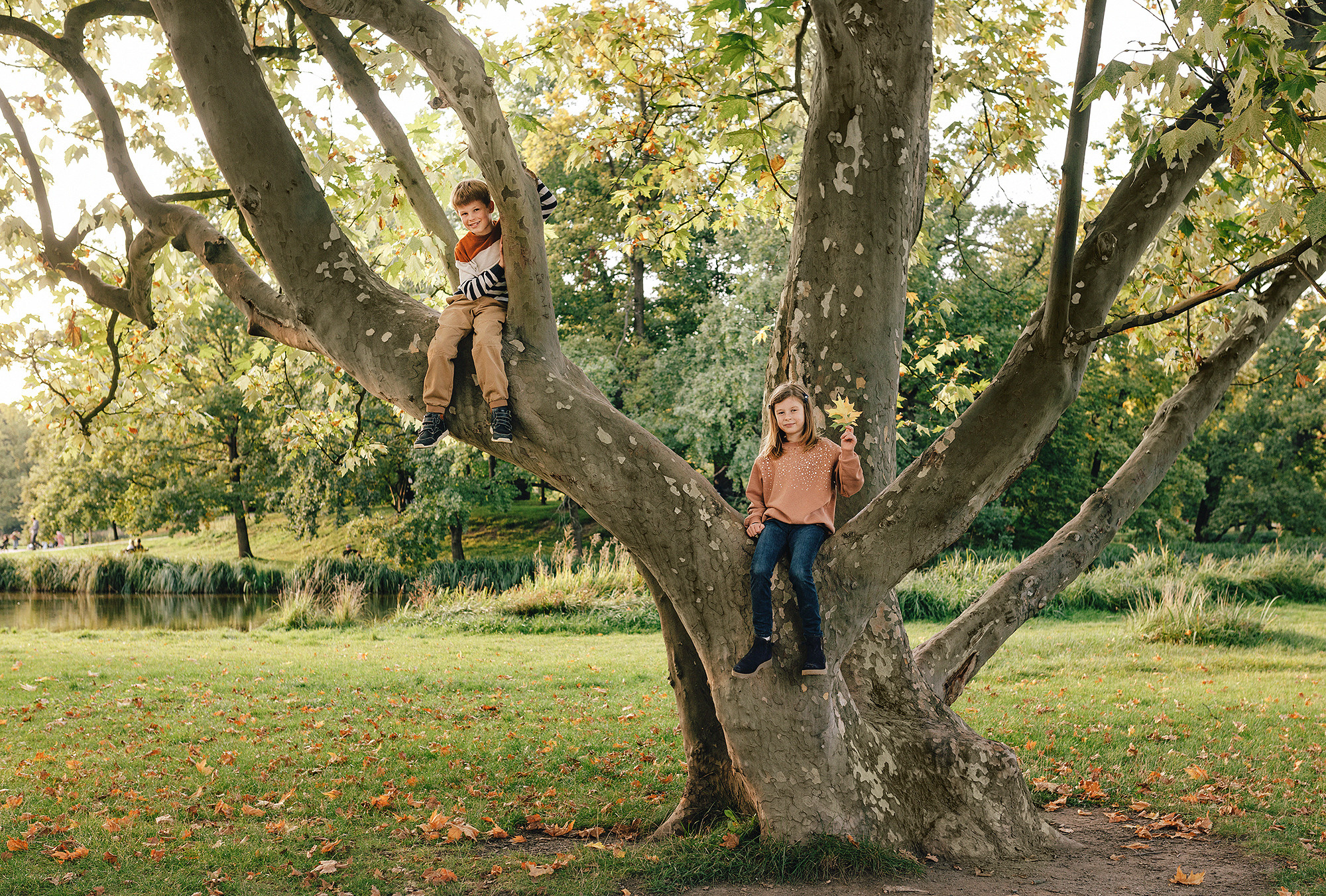 Виолетта и Георгий с детьми в парке. Rodinný a svatební fotograf v Praze