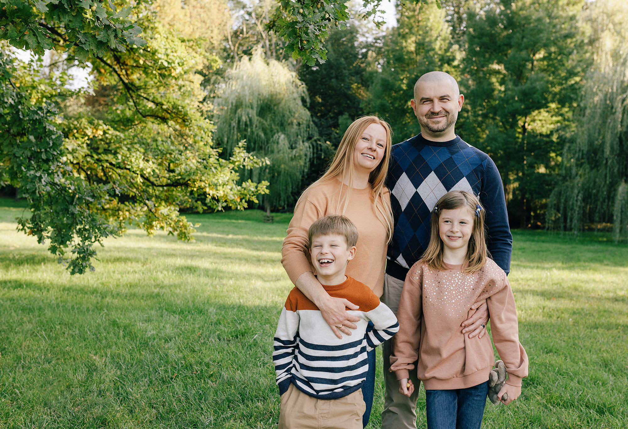 Виолетта и Георгий с детьми в парке. Rodinný a svatební fotograf v Praze
