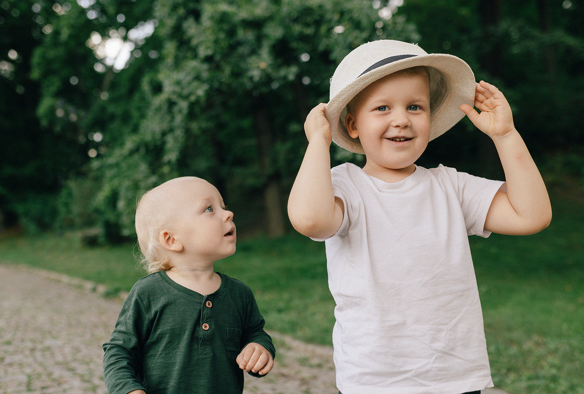 Анна с семьей в парке. Rodinný a svatební fotograf v Praze