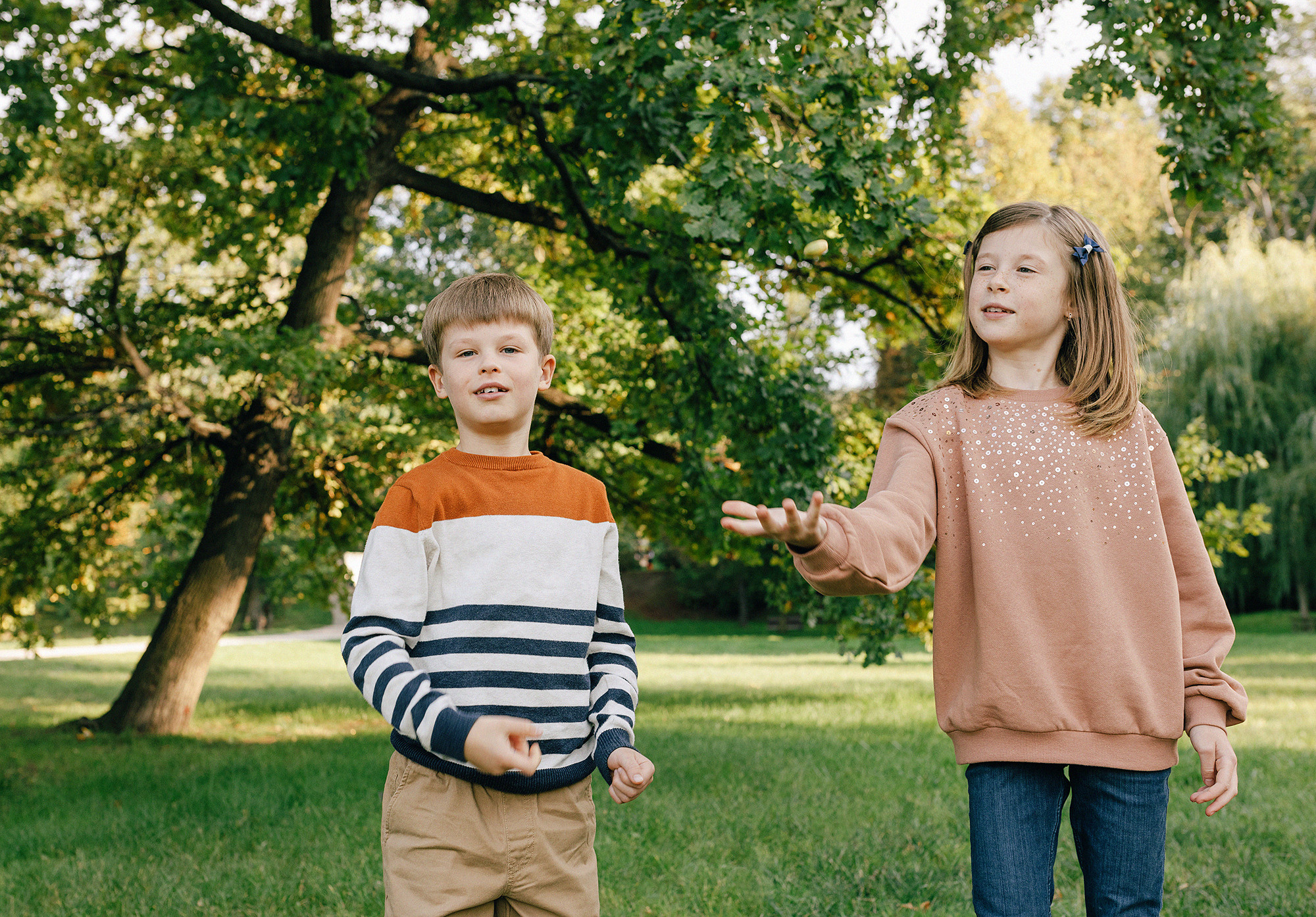 Виолетта и Георгий с детьми в парке. Rodinný a svatební fotograf v Praze
