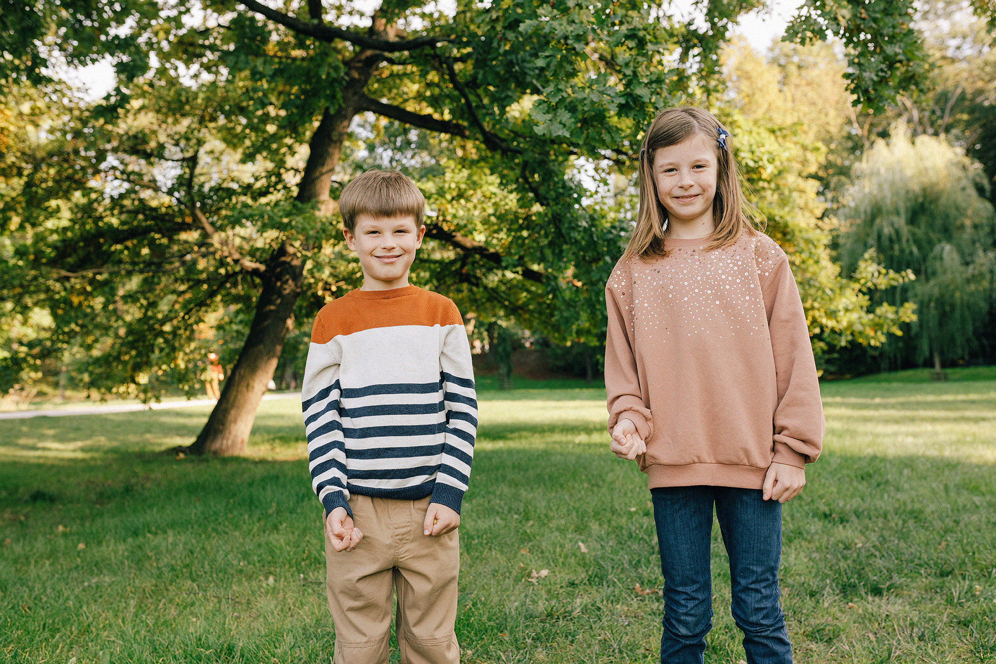 Виолетта и Георгий с детьми в парке. Rodinný a svatební fotograf v Praze