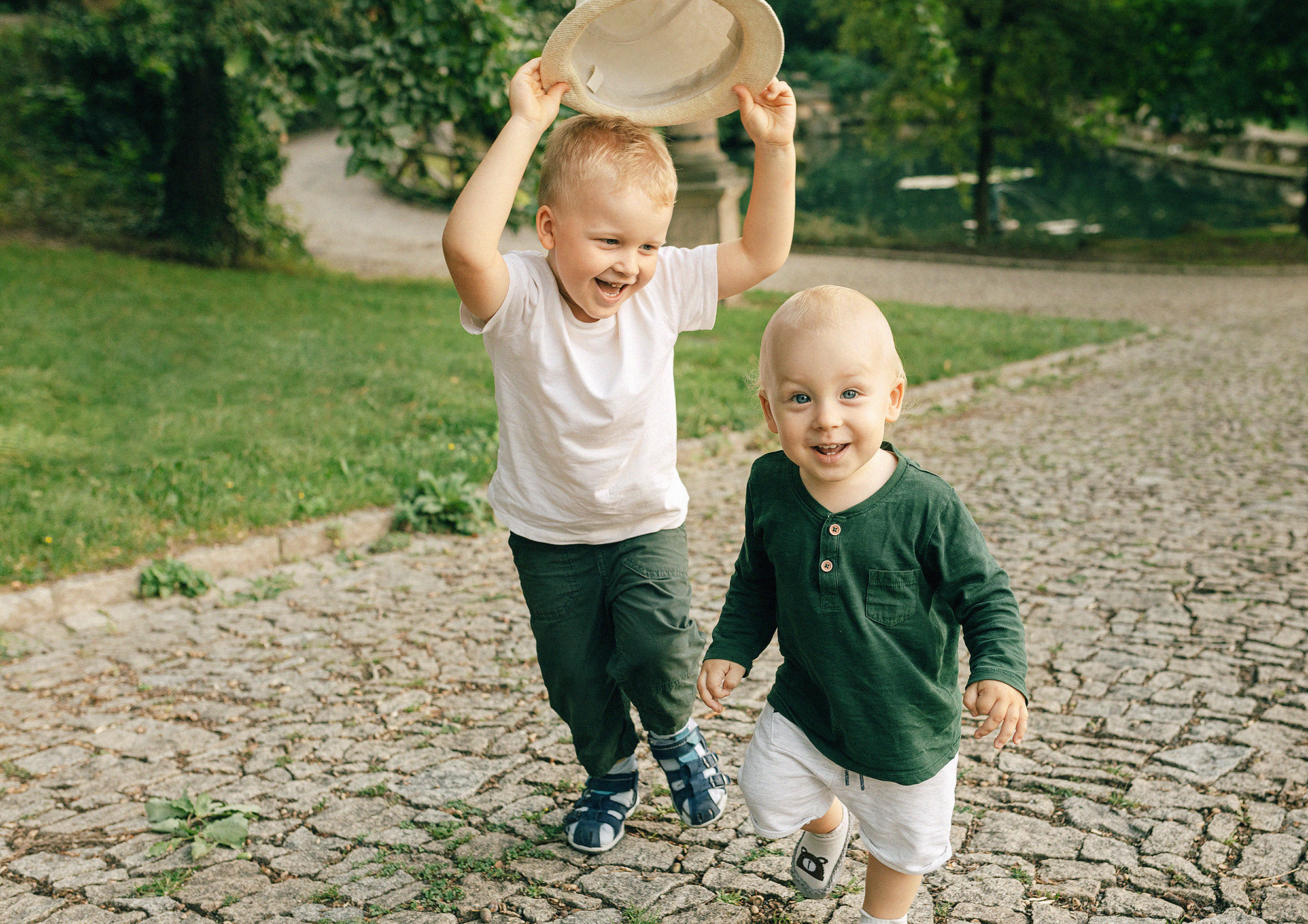 Анна с семьей в парке. Rodinný a svatební fotograf v Praze