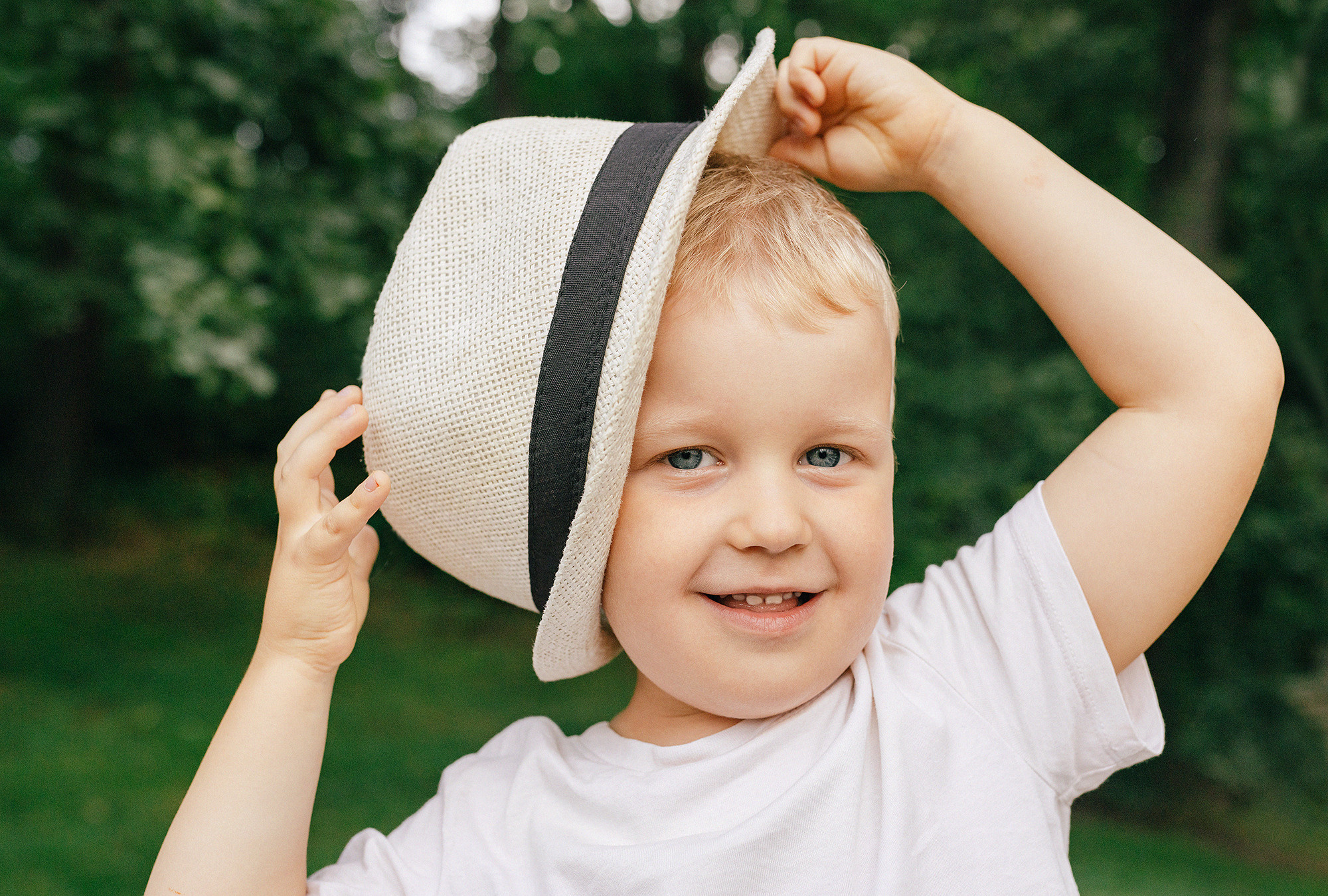 Анна с семьей в парке. Rodinný a svatební fotograf v Praze