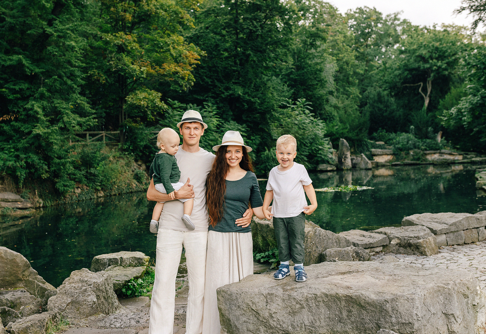 Анна с семьей в парке. Rodinný a svatební fotograf v Praze