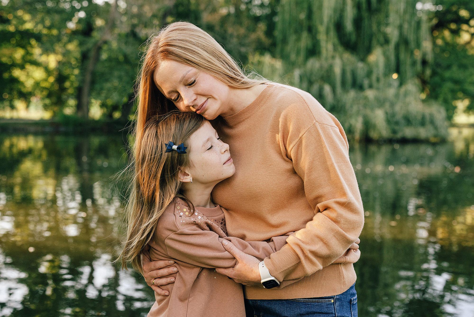 Виолетта и Георгий с детьми в парке. Rodinný a svatební fotograf v Praze