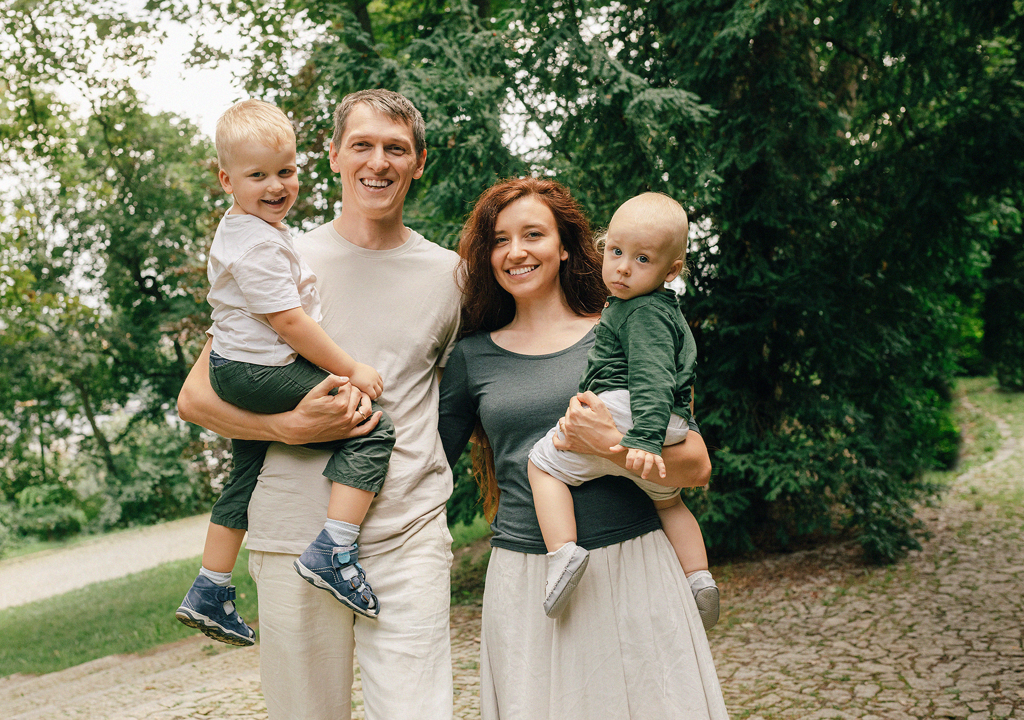Анна с семьей в парке. Rodinný a svatební fotograf v Praze