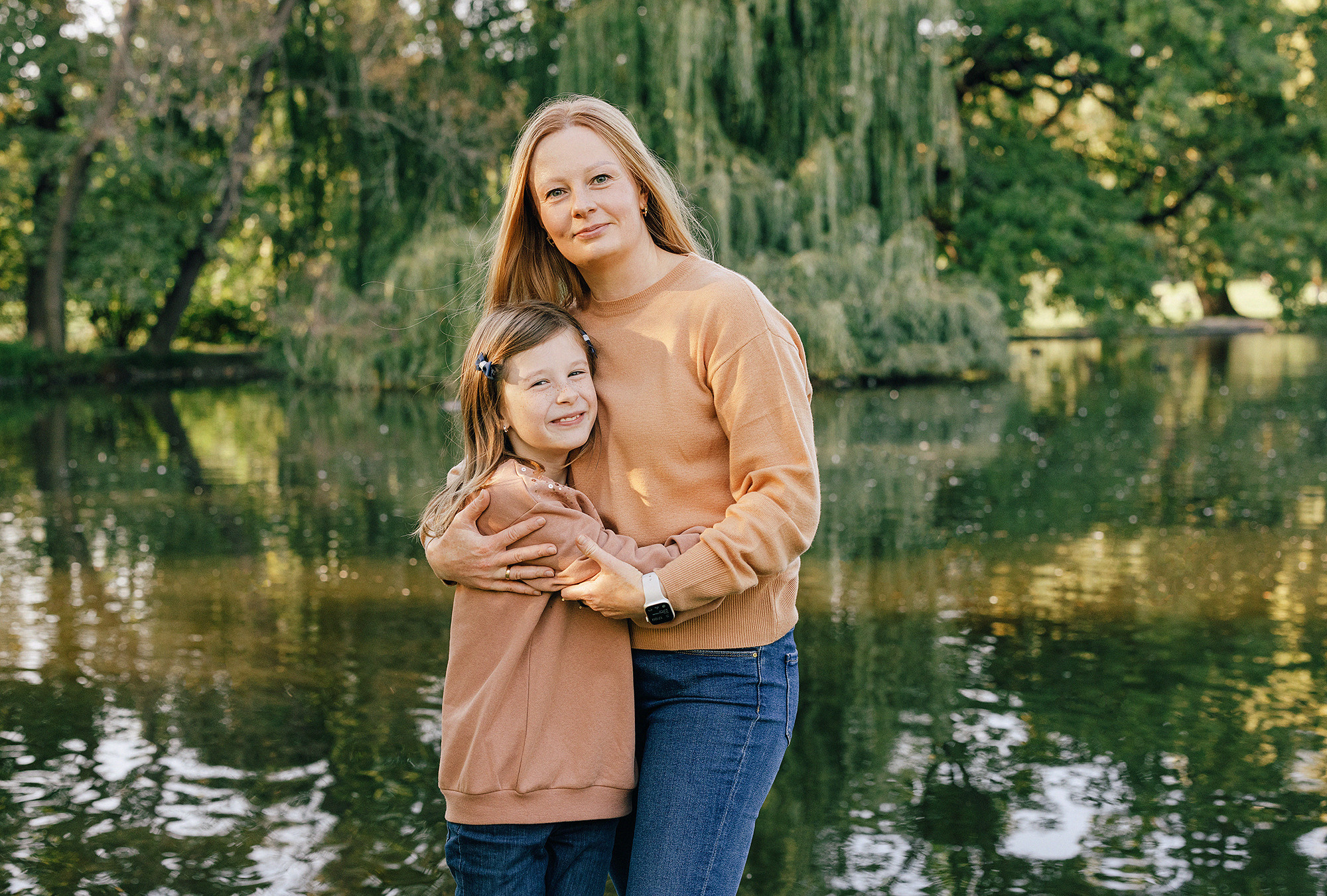 Виолетта и Георгий с детьми в парке. Rodinný a svatební fotograf v Praze