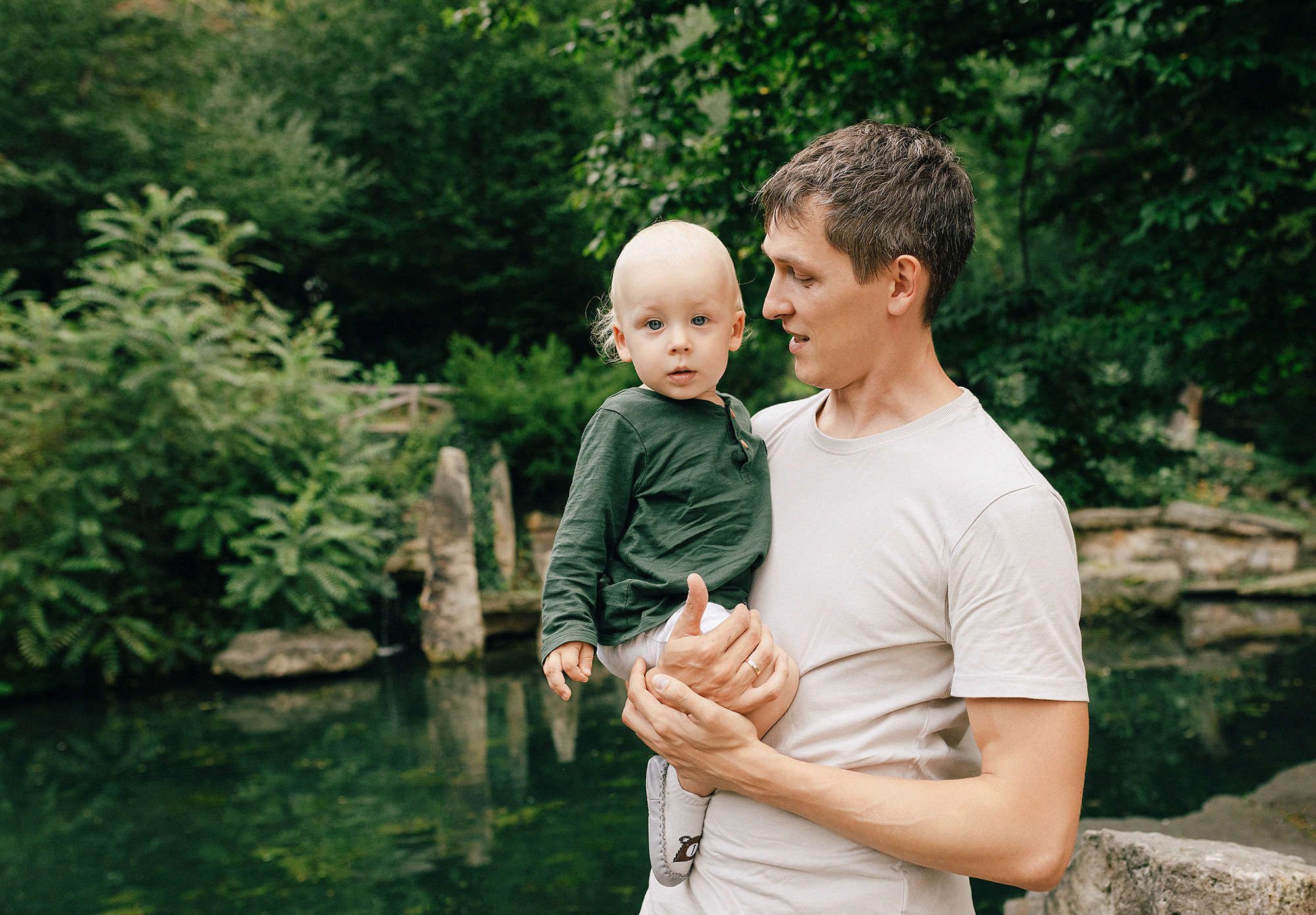 Анна с семьей в парке. Rodinný a svatební fotograf v Praze