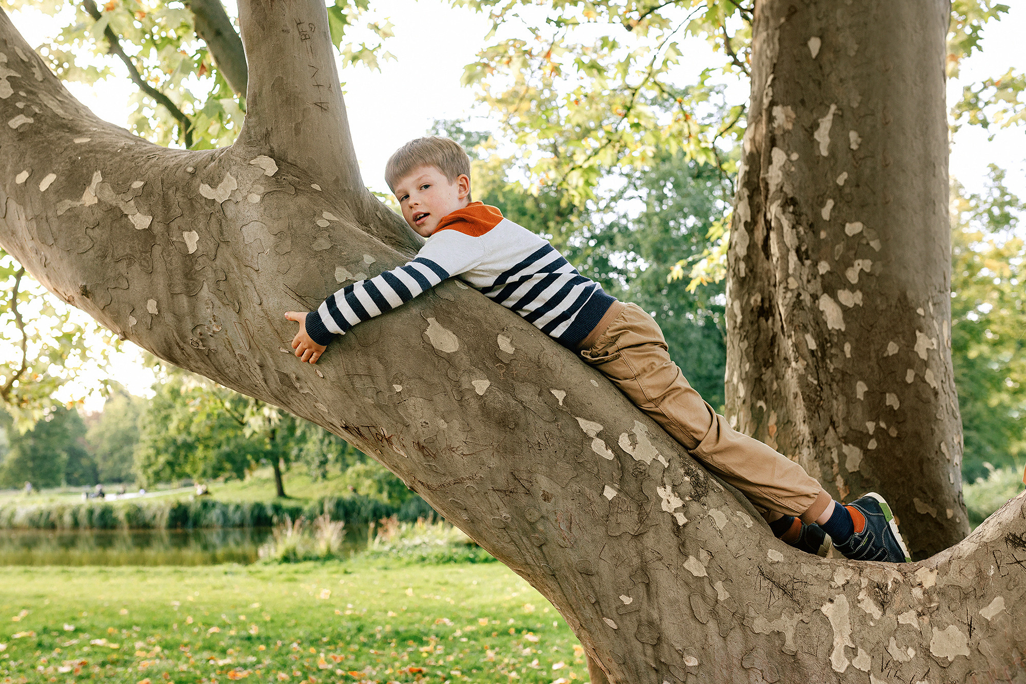 Виолетта и Георгий с детьми в парке. Rodinný a svatební fotograf v Praze