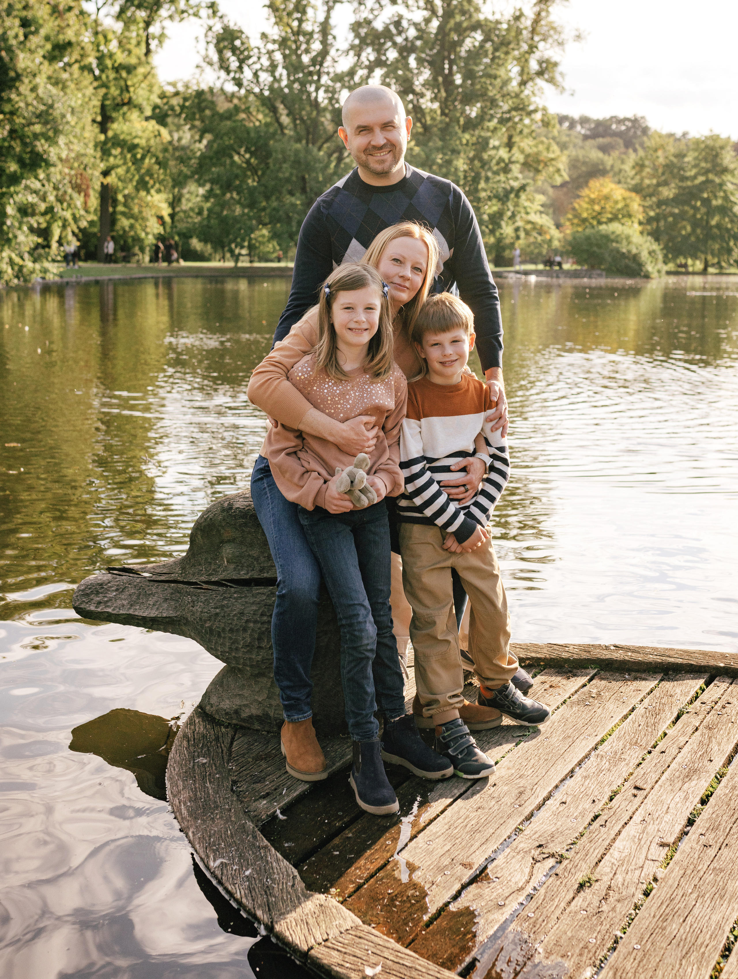 Виолетта и Георгий с детьми в парке. Rodinný a svatební fotograf v Praze