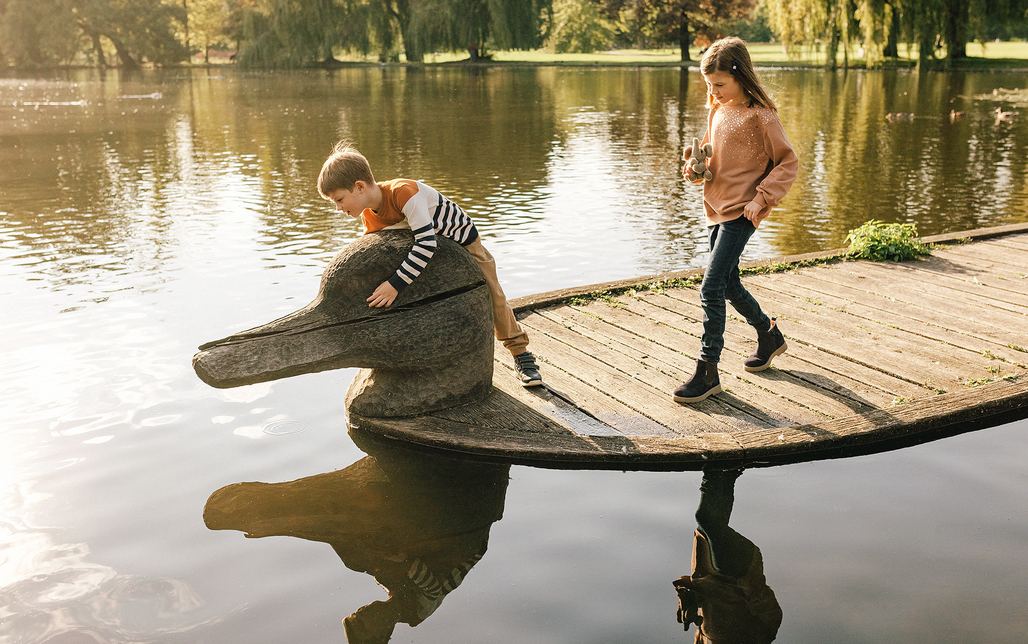 Виолетта и Георгий с детьми в парке. Rodinný a svatební fotograf v Praze