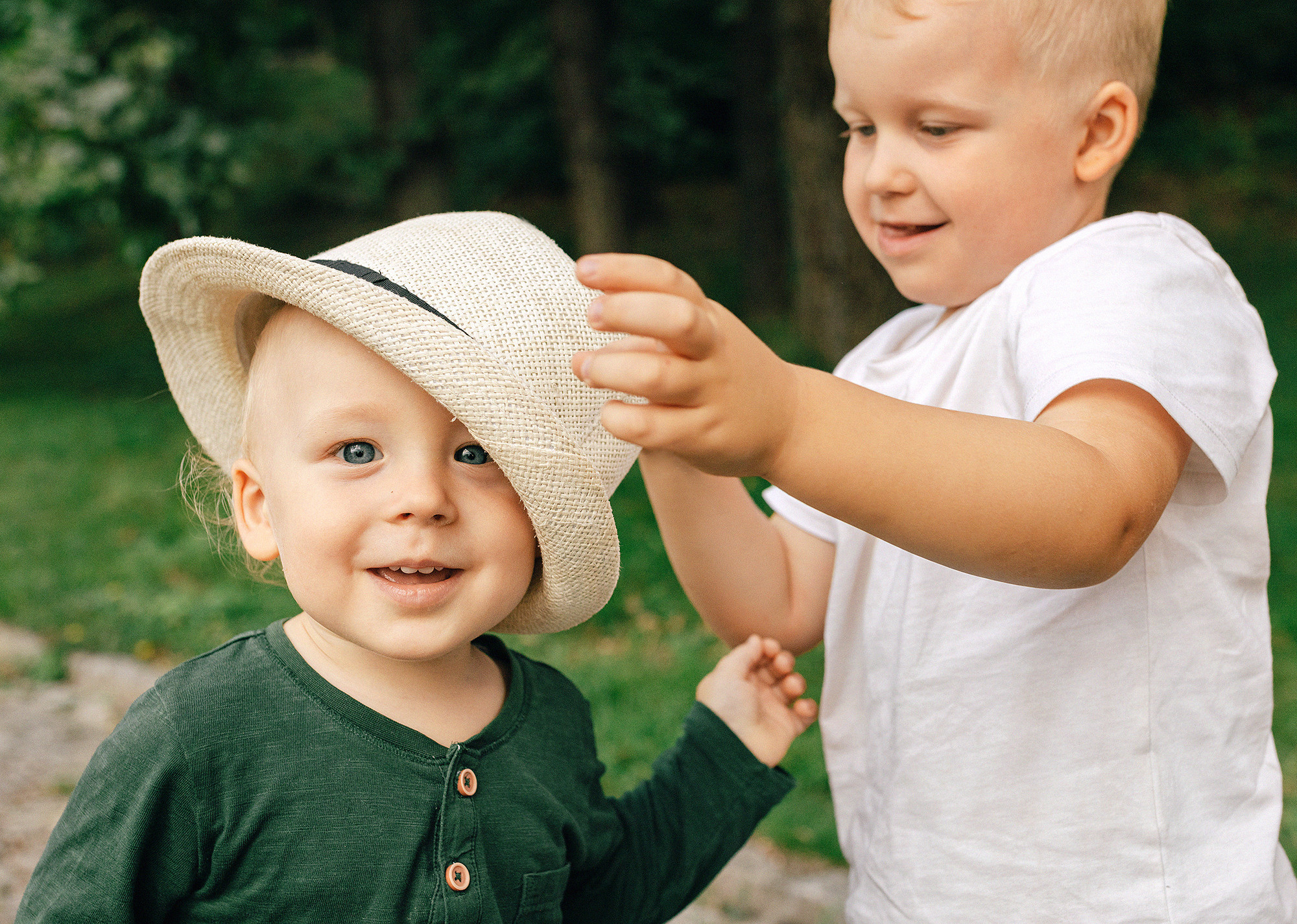 Анна с семьей в парке. Rodinný a svatební fotograf v Praze