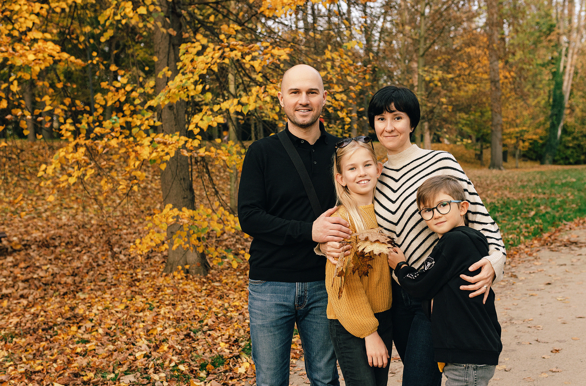 Катя с семьей в осеннем парке. Семейный и свадебный фотограф в Праге Наталья Федори