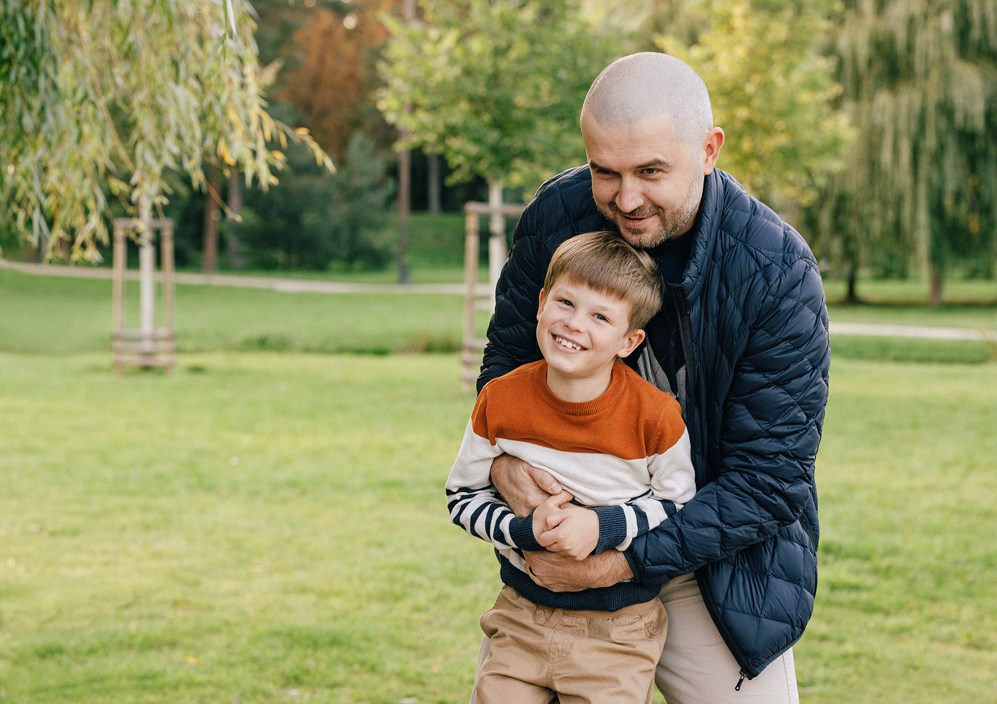 Виолетта и Георгий с детьми в парке. Rodinný a svatební fotograf v Praze