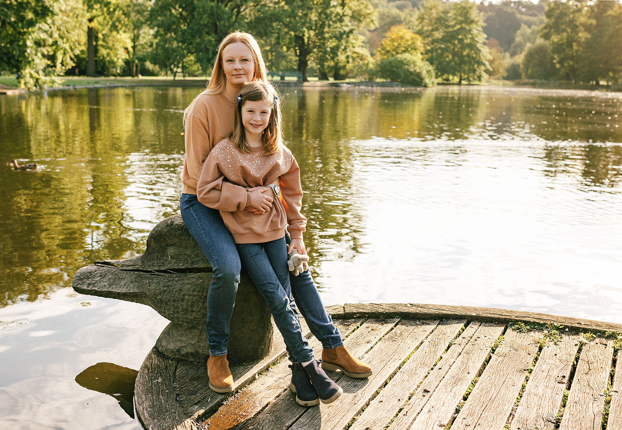Виолетта и Георгий с детьми в парке. Rodinný a svatební fotograf v Praze