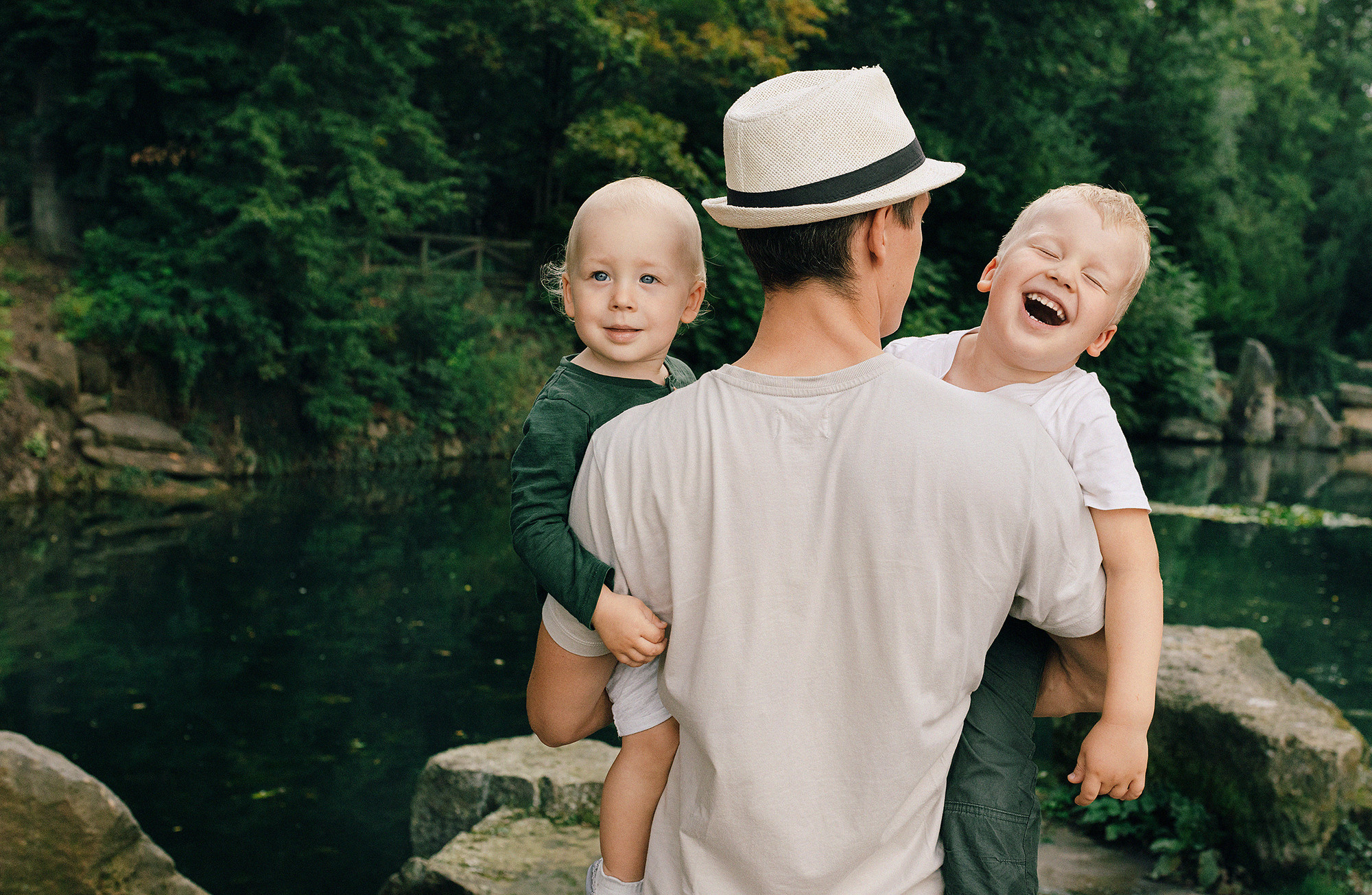 Анна с семьей в парке. Rodinný a svatební fotograf v Praze