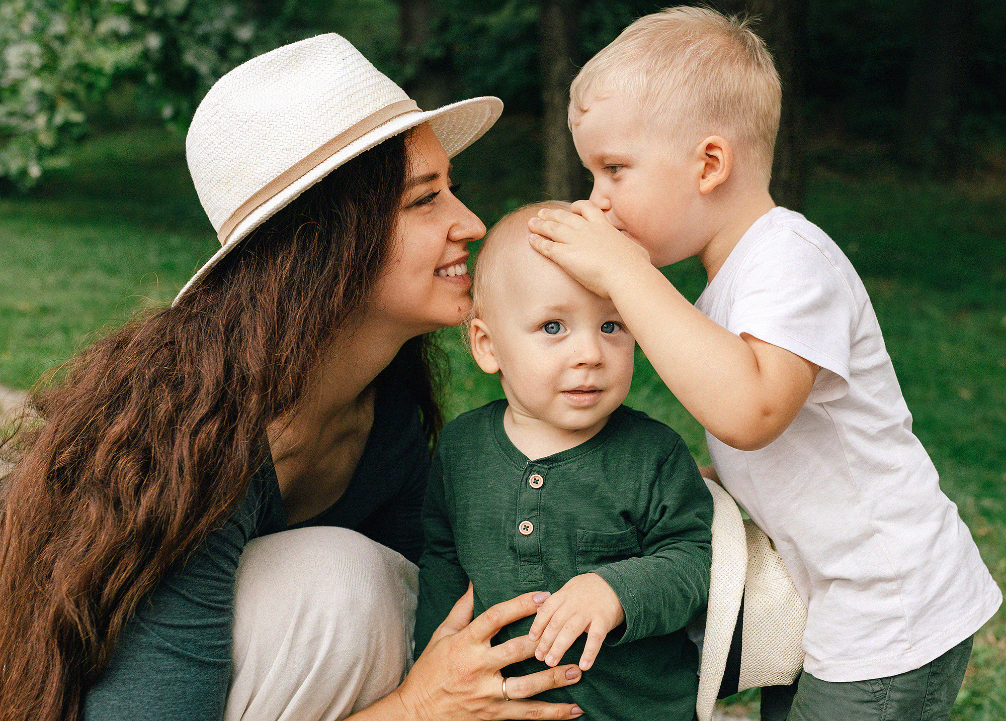 Анна с семьей в парке. Rodinný a svatební fotograf v Praze
