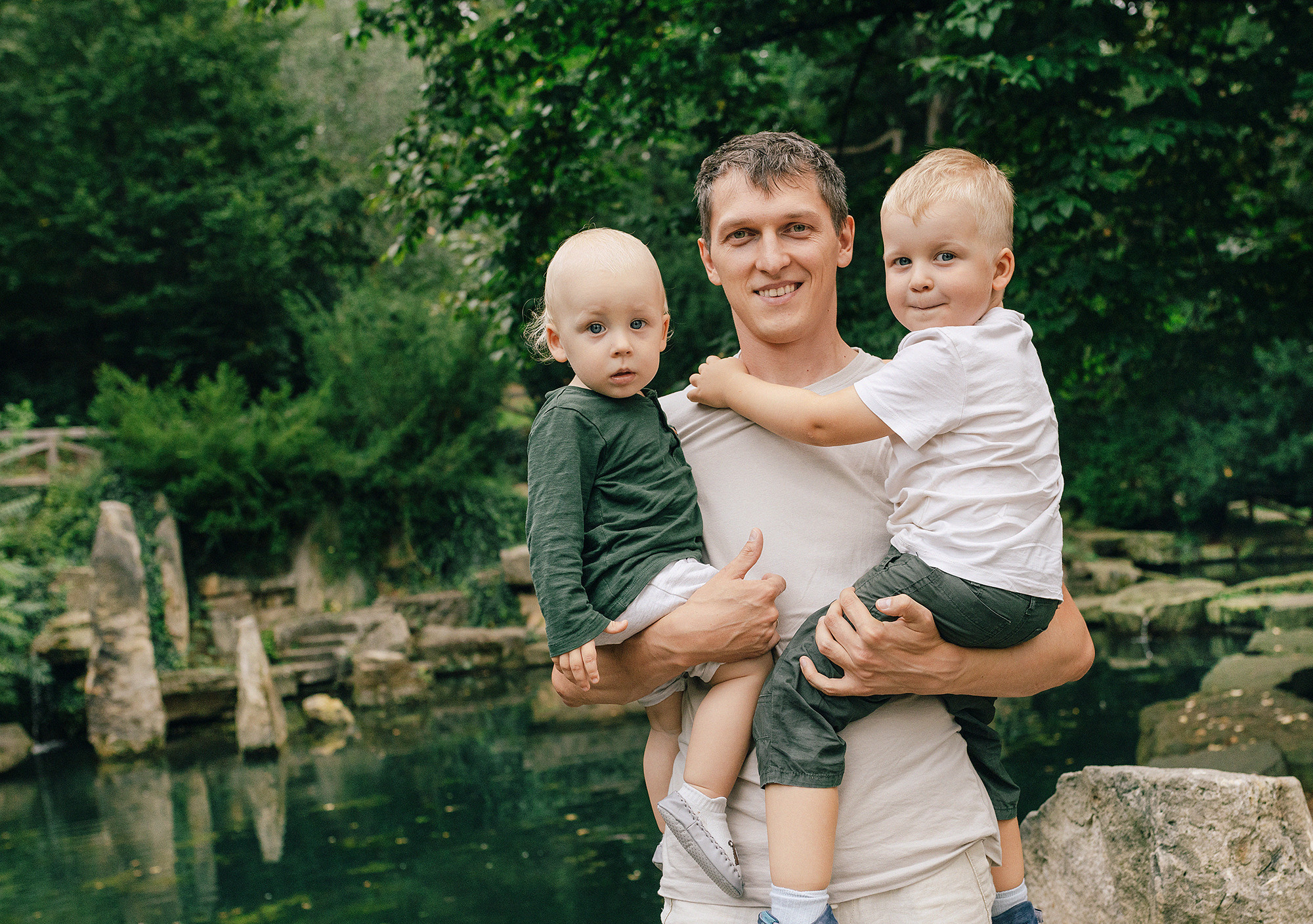 Анна с семьей в парке. Rodinný a svatební fotograf v Praze