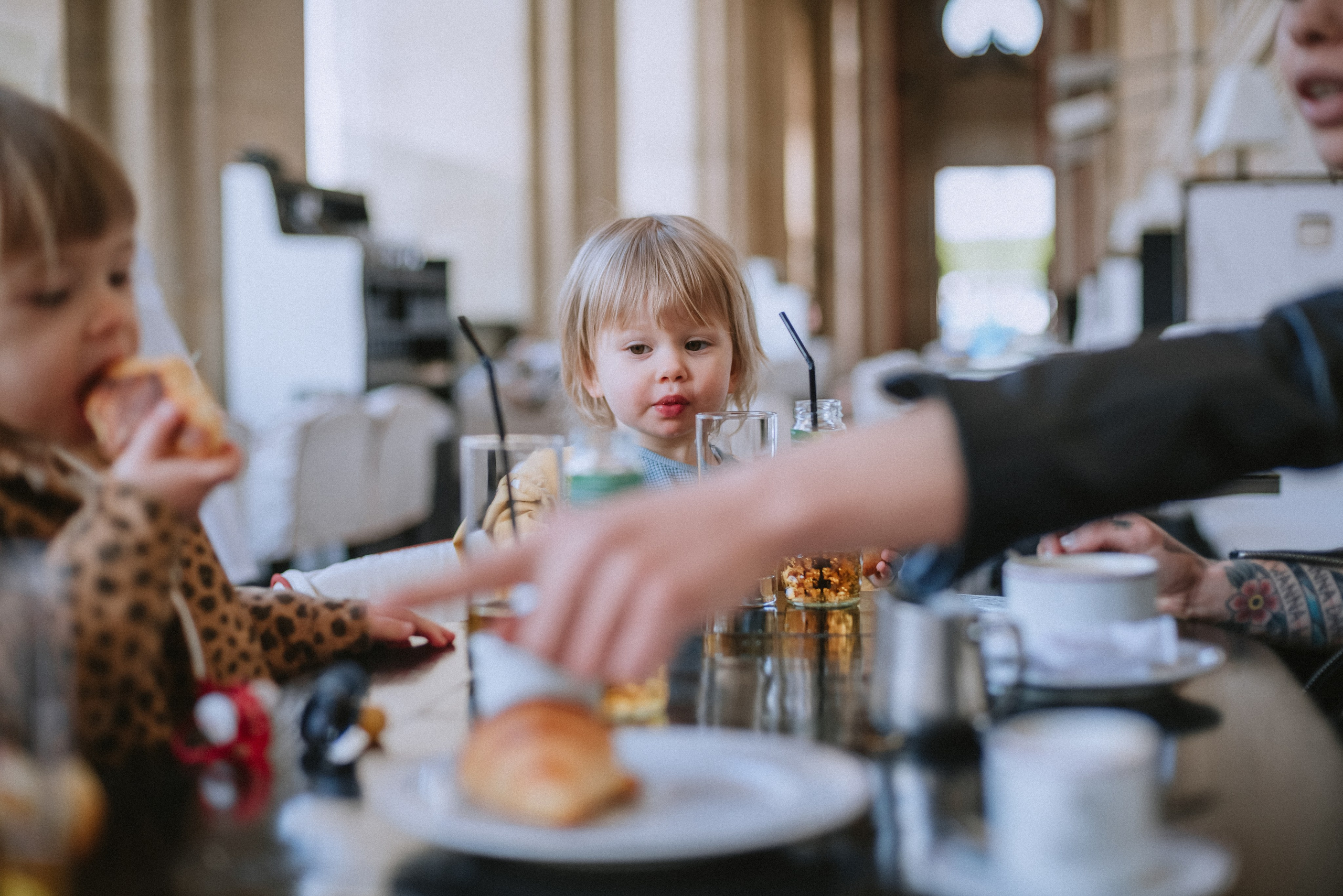 Lifestyle family walk in Tuileries Gardens. Ksenia Marchand/ Lifestyle photographer in Paris