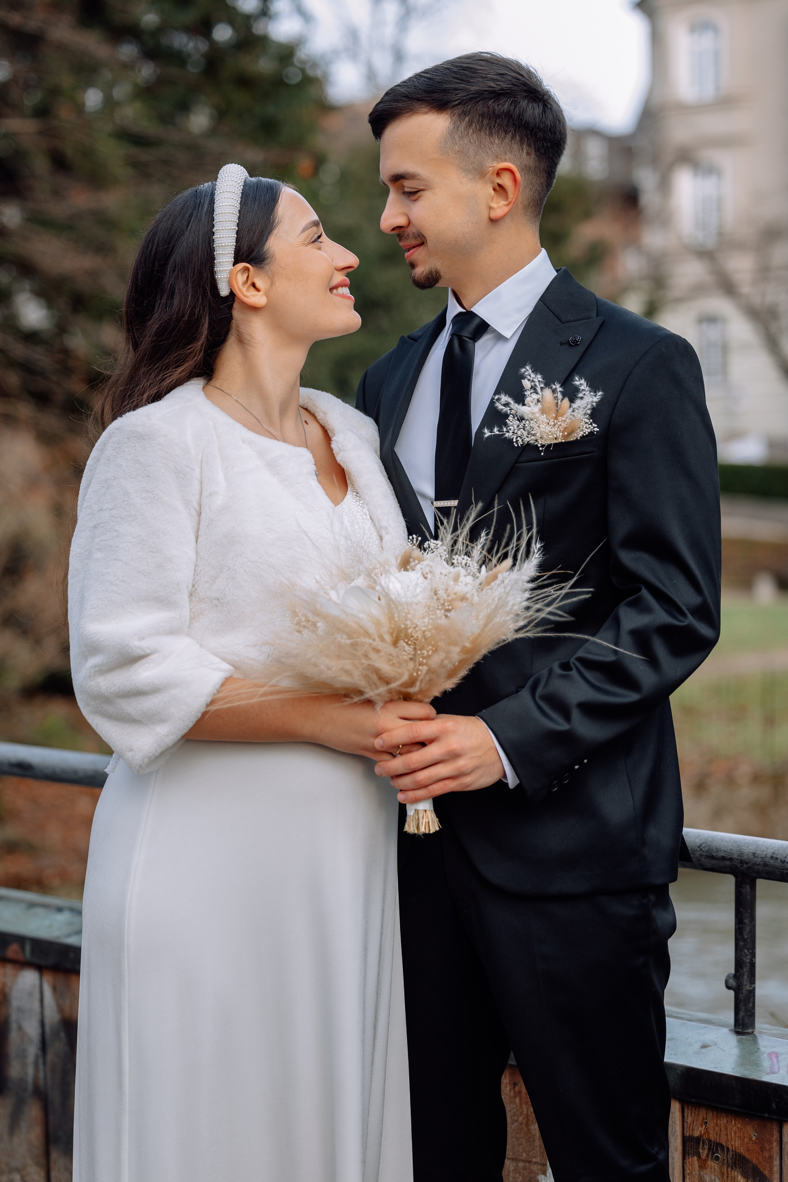 Braut und Bräutigam küssen sich – romantische Momente Mandlstraße 14