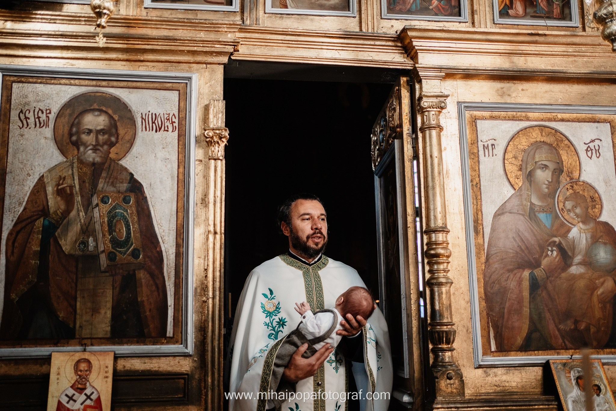 Instantaneu plin de tandrețe dintre părinți și bebeluș în ziua botezului, realizat în ilfov. Fotografie profesională de botez, capturând emoțiile autentice ale familiei într-un decor luminos și cald