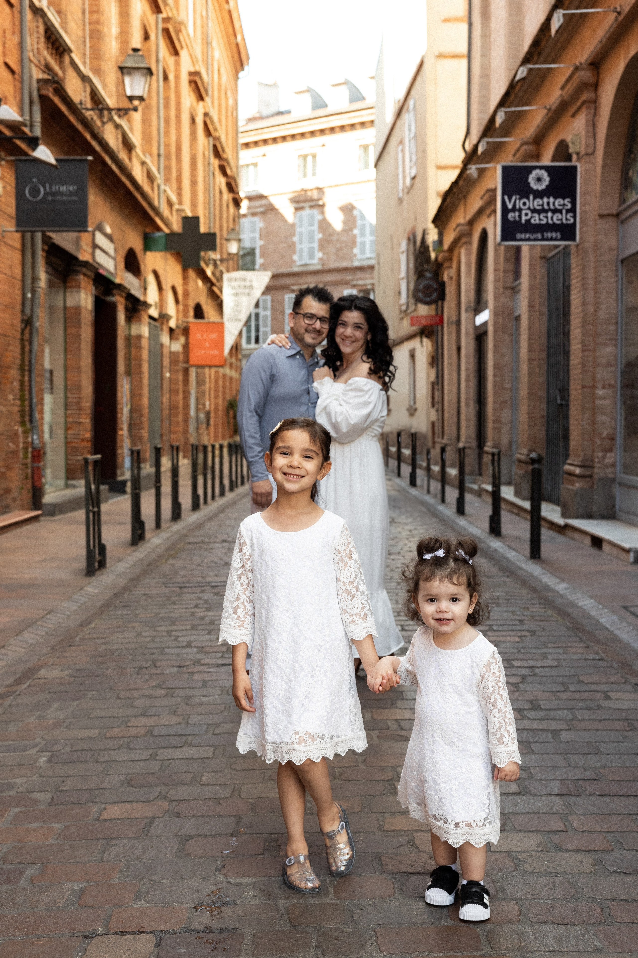 Family photo session in Toulouse. Eugenie Smirnova — wedding, corporate and lifestyle photographer in Toulouse and Southwest France