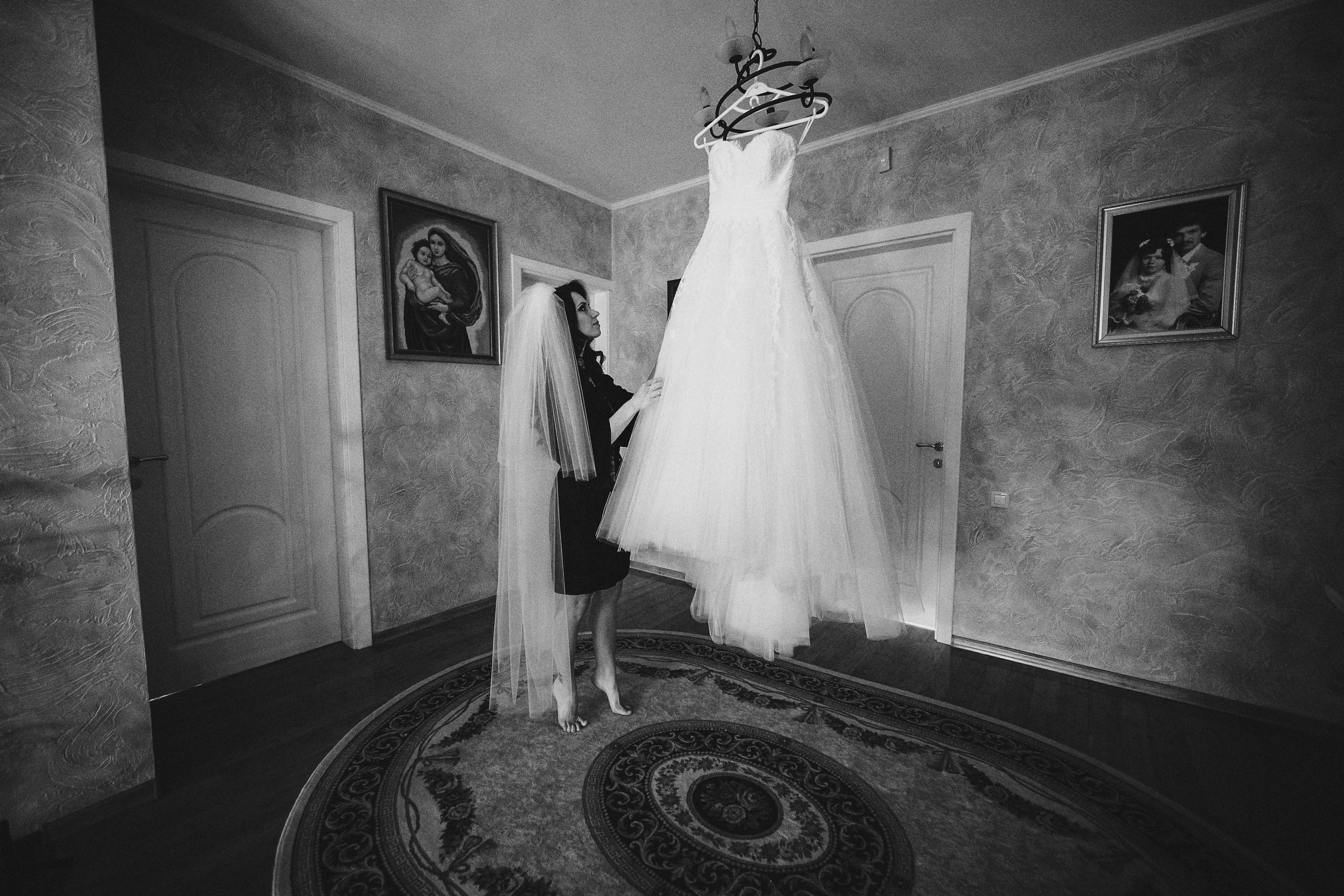 Фотограф в Ирландии чёрно-белая утро невеста платье свадебное поправляет  Дублин