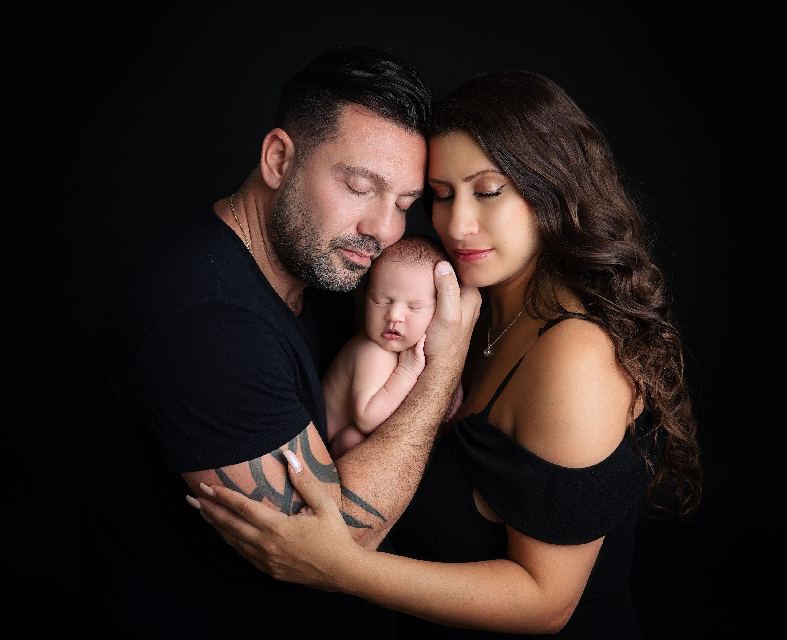 "Ett äldre syskon som sitter försiktigt bredvid sin nyfödda bror eller syster. Denna bild fångar den ömma och beskyddande relationen mellan syskonen och är idealisk för nyfödda fotograferingar."