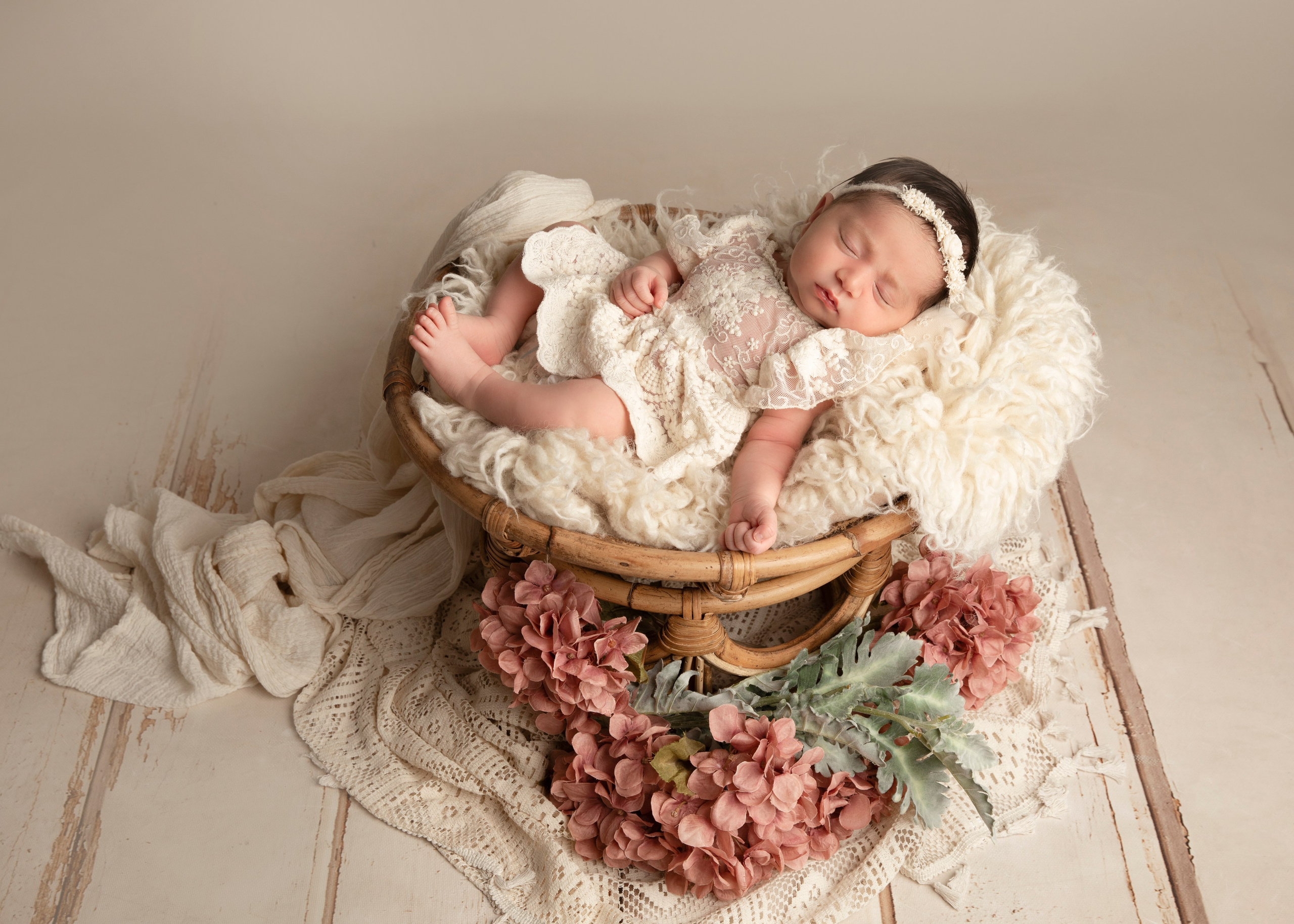 "Ett äldre syskon som sitter försiktigt bredvid sin nyfödda bror eller syster. Denna bild fångar den ömma och beskyddande relationen mellan syskonen och är idealisk för nyfödda fotograferingar."