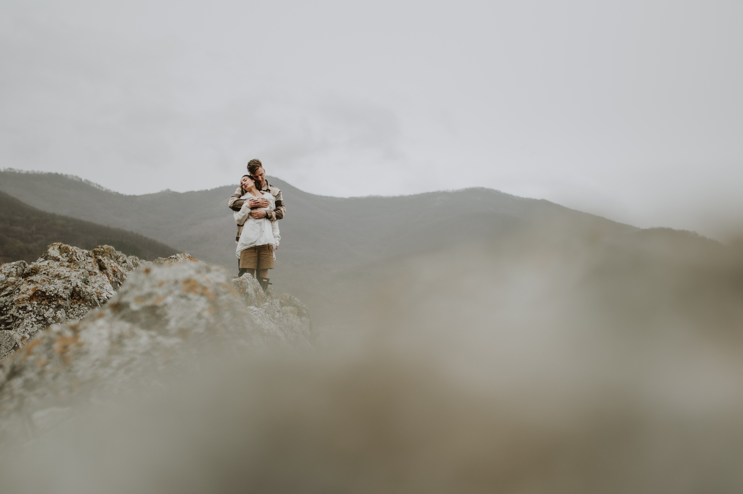 Sedinta foto de cuplu in munti, sedinta save the date pe munte. Proud Vision Weddings | Wedding Photography & Film — Servicii profesionale Foto Video Nunta Iasi