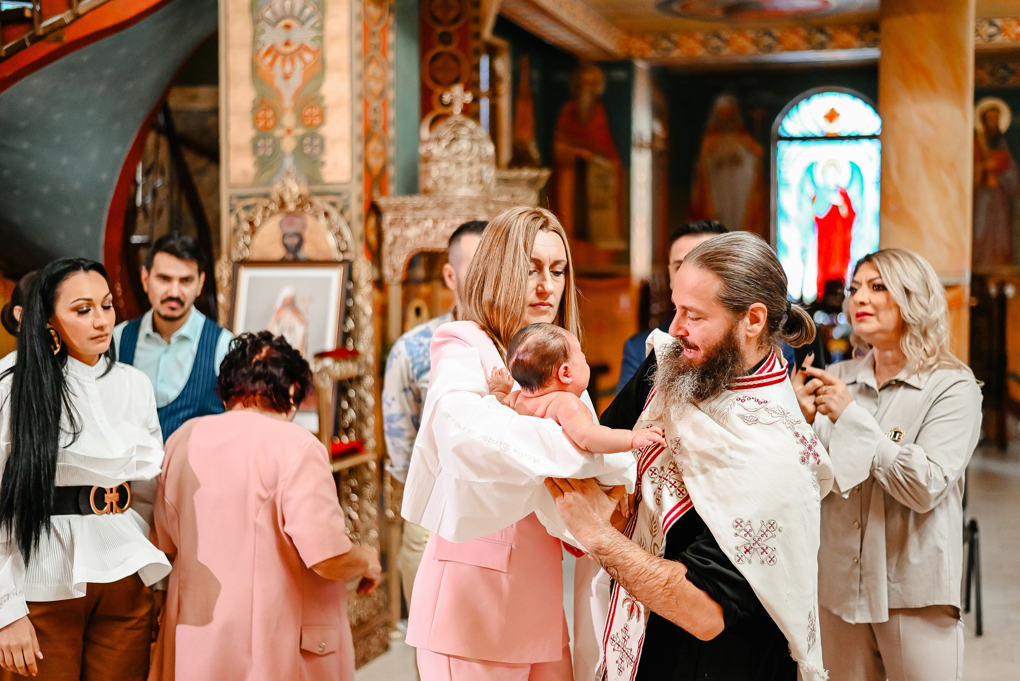 Bebeluș în timpul slujbei de botez – cadru cald de la Ana Maria Drăgan 