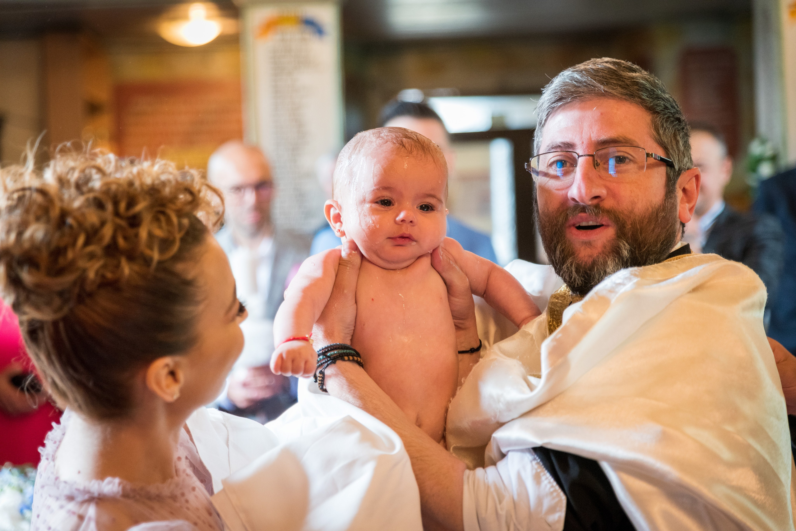 Fotograf botez, sedinta foto acasa, fotografii cu bebe, fotograf profesionist botez Bucuresti, sedinta foto de familie, sedinta foto cu bebe, fotografii la botez acasa, fotografii pregatiri bebe, botezul bebelusului, obiceiuri la botez, fotograf pentru botez, oferta foto botez, fotograf profesionist Bucuresti, botezul.