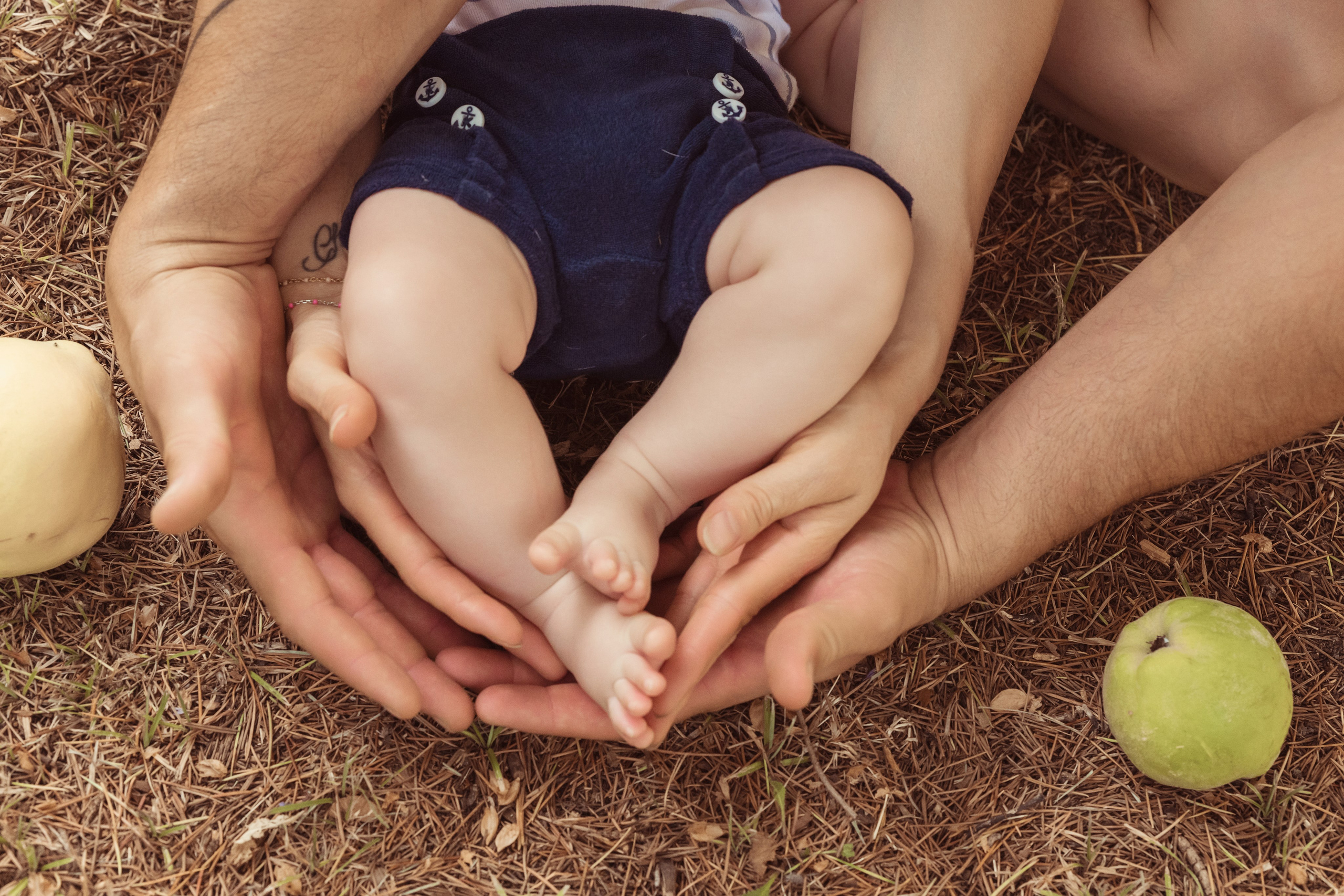 Shooting de petits pieds d'un bébé 