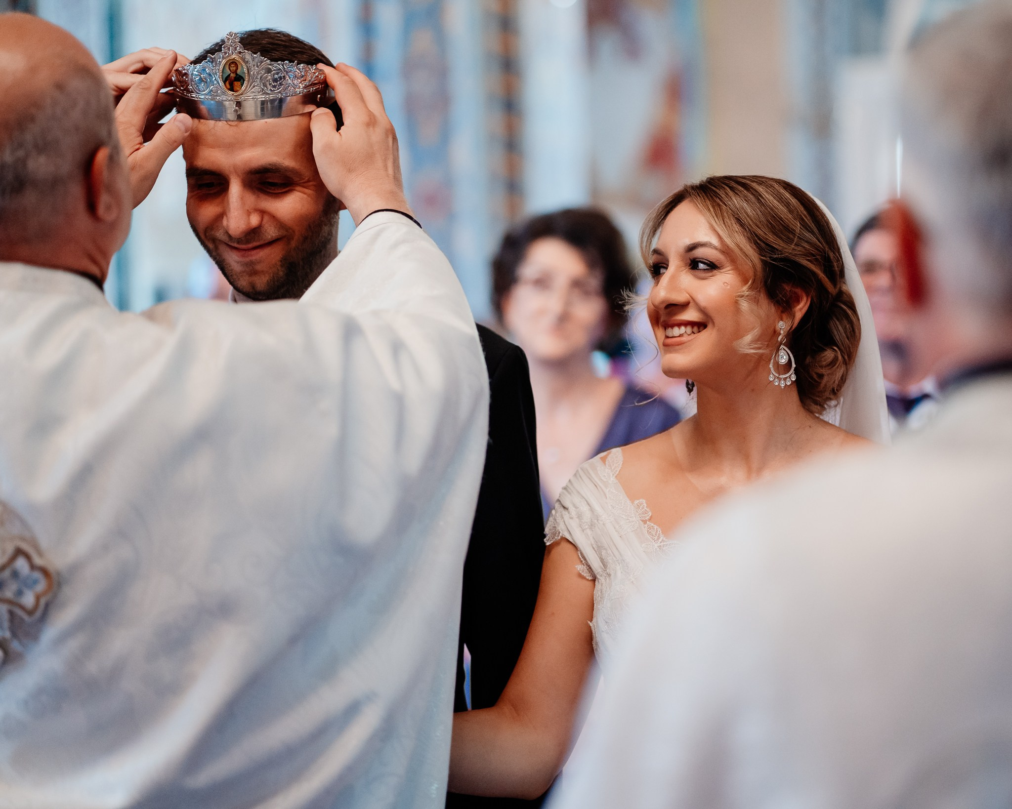 Moment emoționant între miri în ziua nunții, surprins într-un cadru natural și romantic, la Conacul din Livada. Fotografie de nuntă profesională, editată artistic pentru a evidenția emoția și eleganța evenimentului.