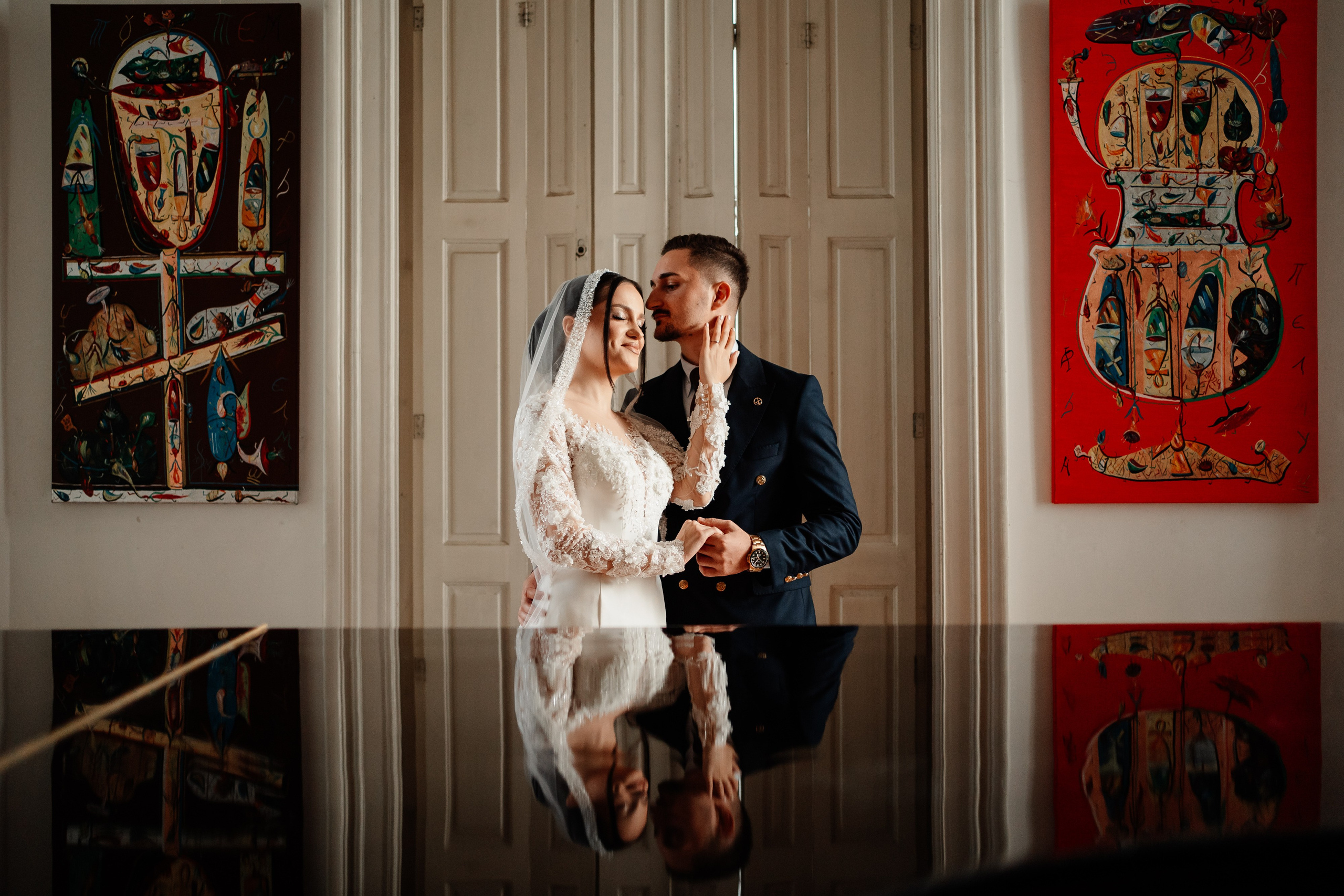 Moment emoționant între miri în ziua nunții, surprins într-un cadru natural și romantic, la Reina Events. Fotografie de nuntă profesională, editată artistic pentru a evidenția emoția și eleganța evenimentului.