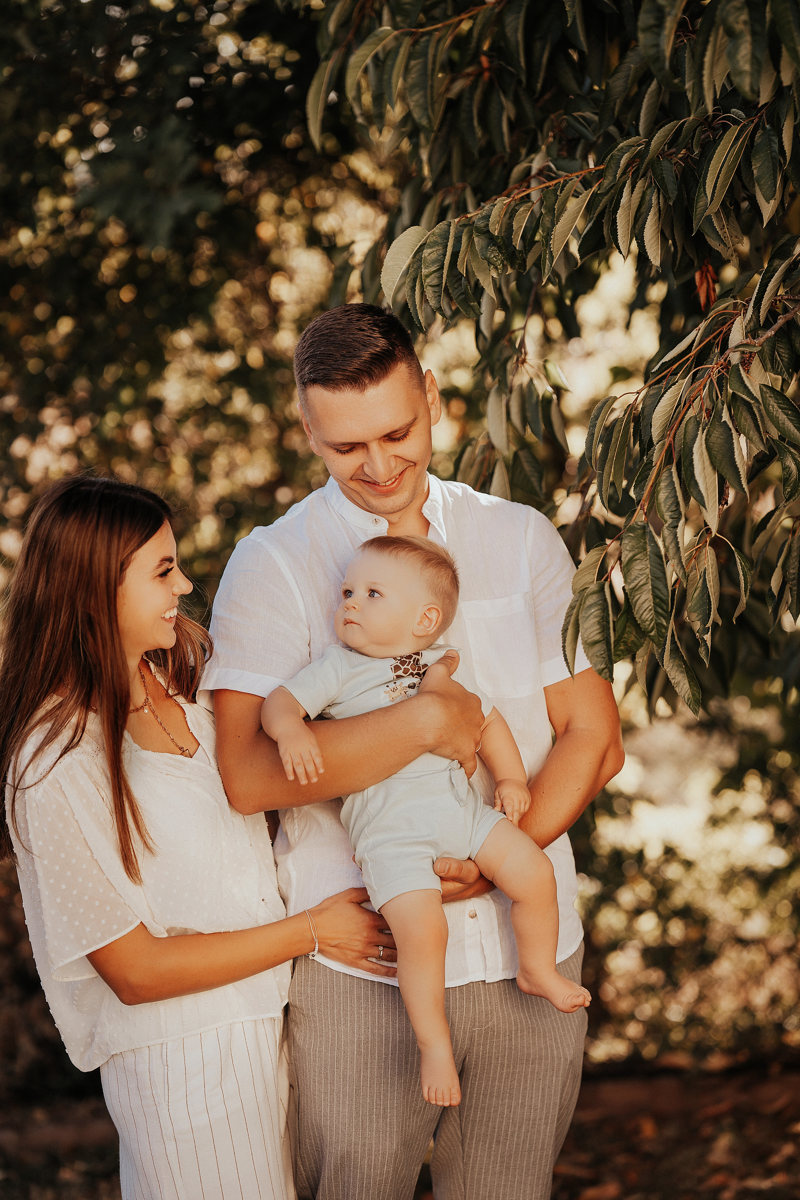 Loving family in summer. Portraitfotografie in Gründau Elena Ohnstedt