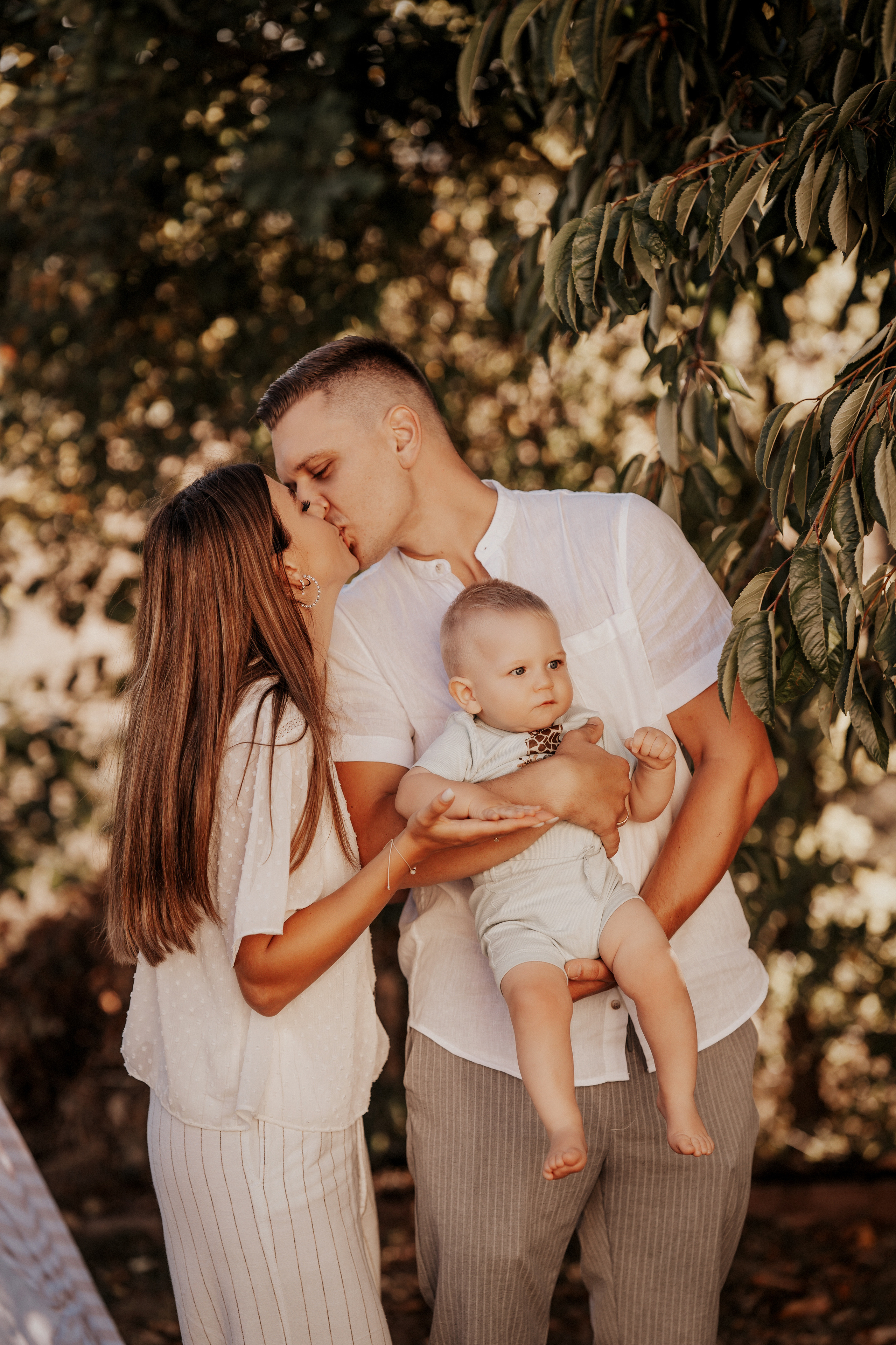 Loving family in summer. Portraitfotografie in Gründau Elena Ohnstedt
