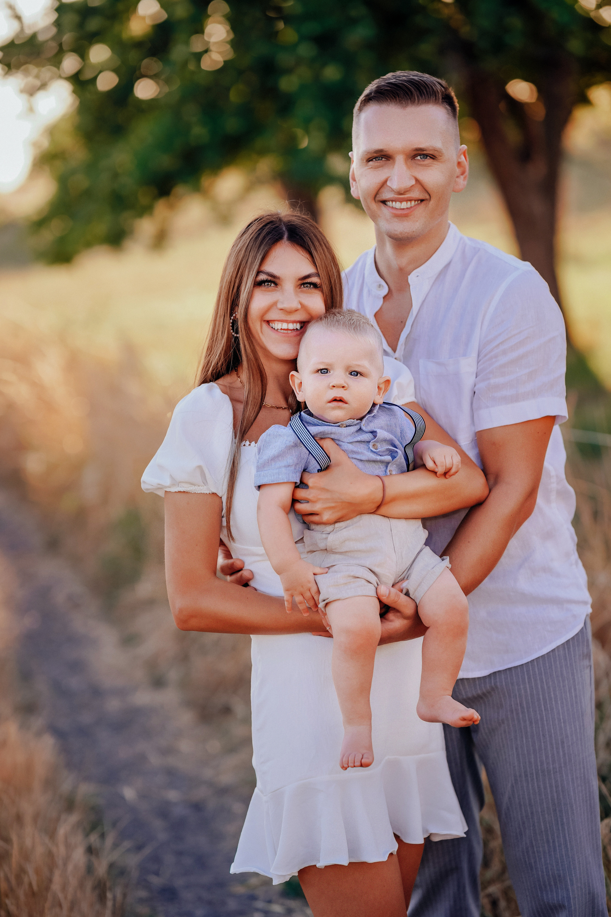 Loving family in summer. Portraitfotografie in Gründau Elena Ohnstedt