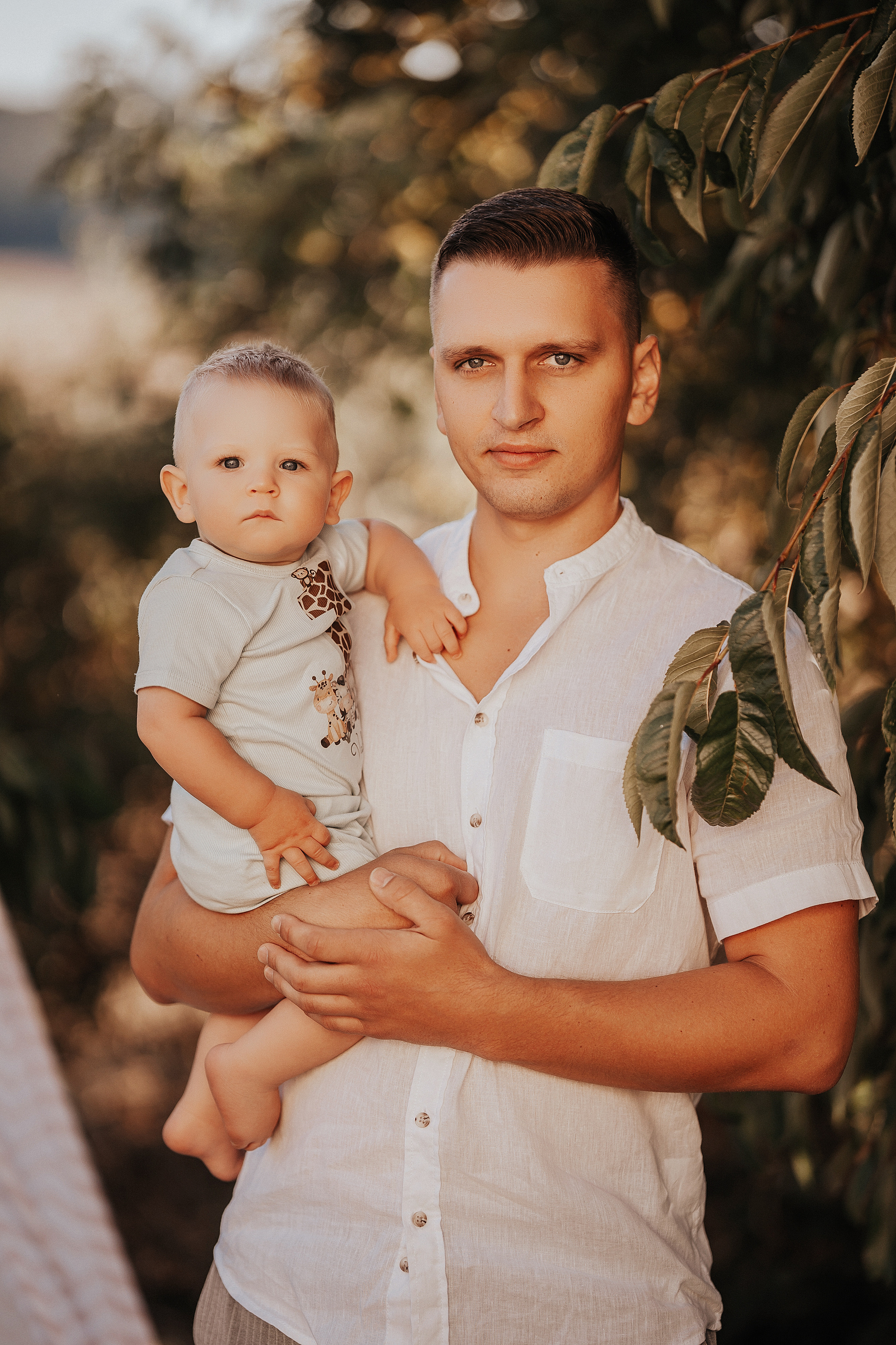 Loving family in summer. Portraitfotografie in Gründau Elena Ohnstedt