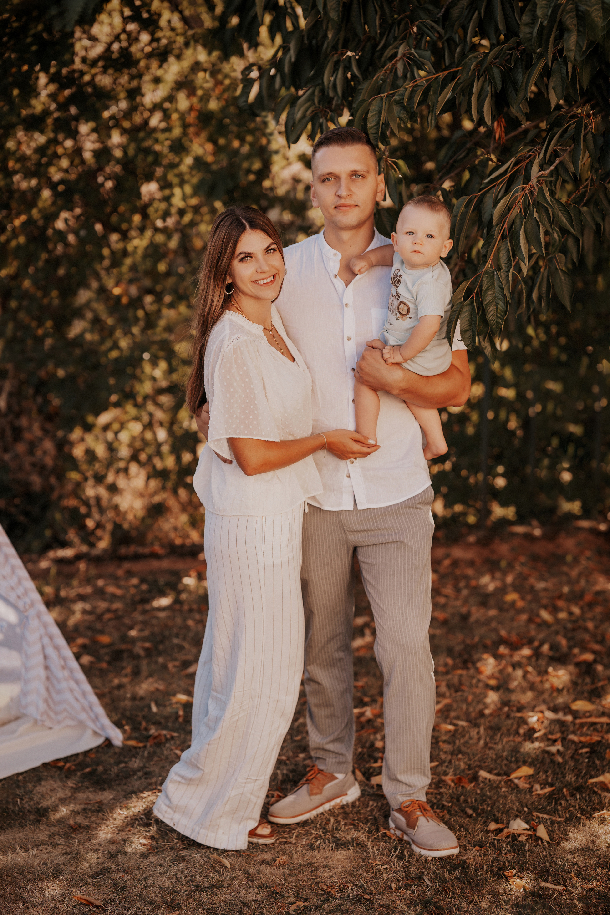 Loving family in summer. Portraitfotografie in Gründau Elena Ohnstedt