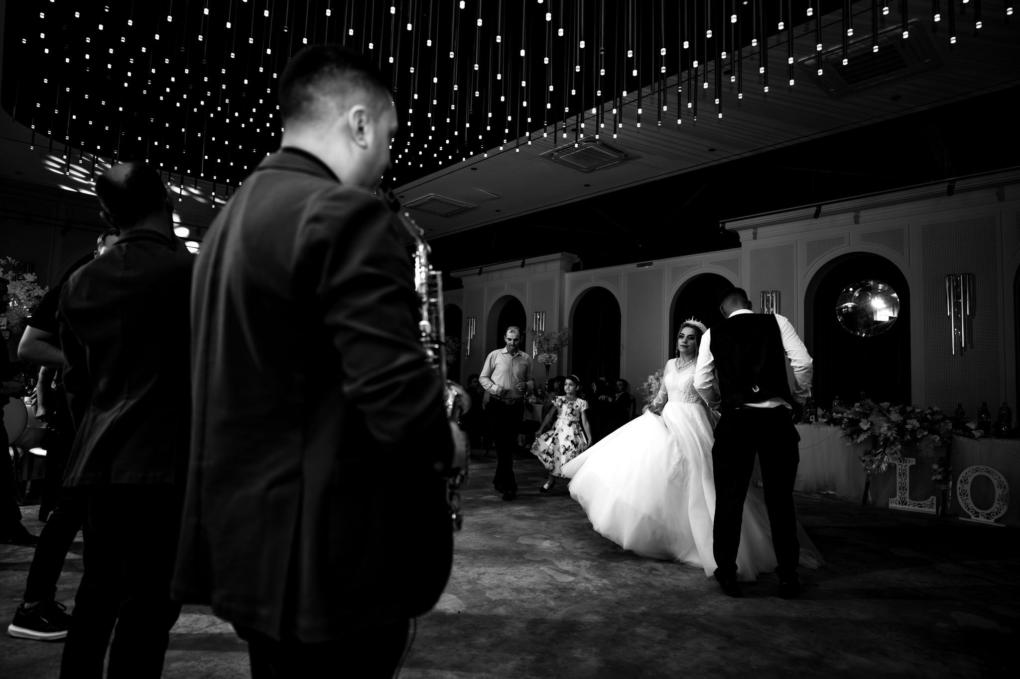 Fotograf profesionist de nuntă. Cu o abordare creativă și tehnici unice, spunem povestea voastră prin imagini pline de iubire și naturalețe. Descoperă arta fotografiei de nuntă . Fotograf Iasi, fotograf de nunta Suceava. Fotografii de nuntă. Pachet fotografii de nuntă. Fotograf Iasi, fotograf Suceava, fotograf Botosani, fotograf Romania. Servicii foto nuntă. Servicii foto-video.