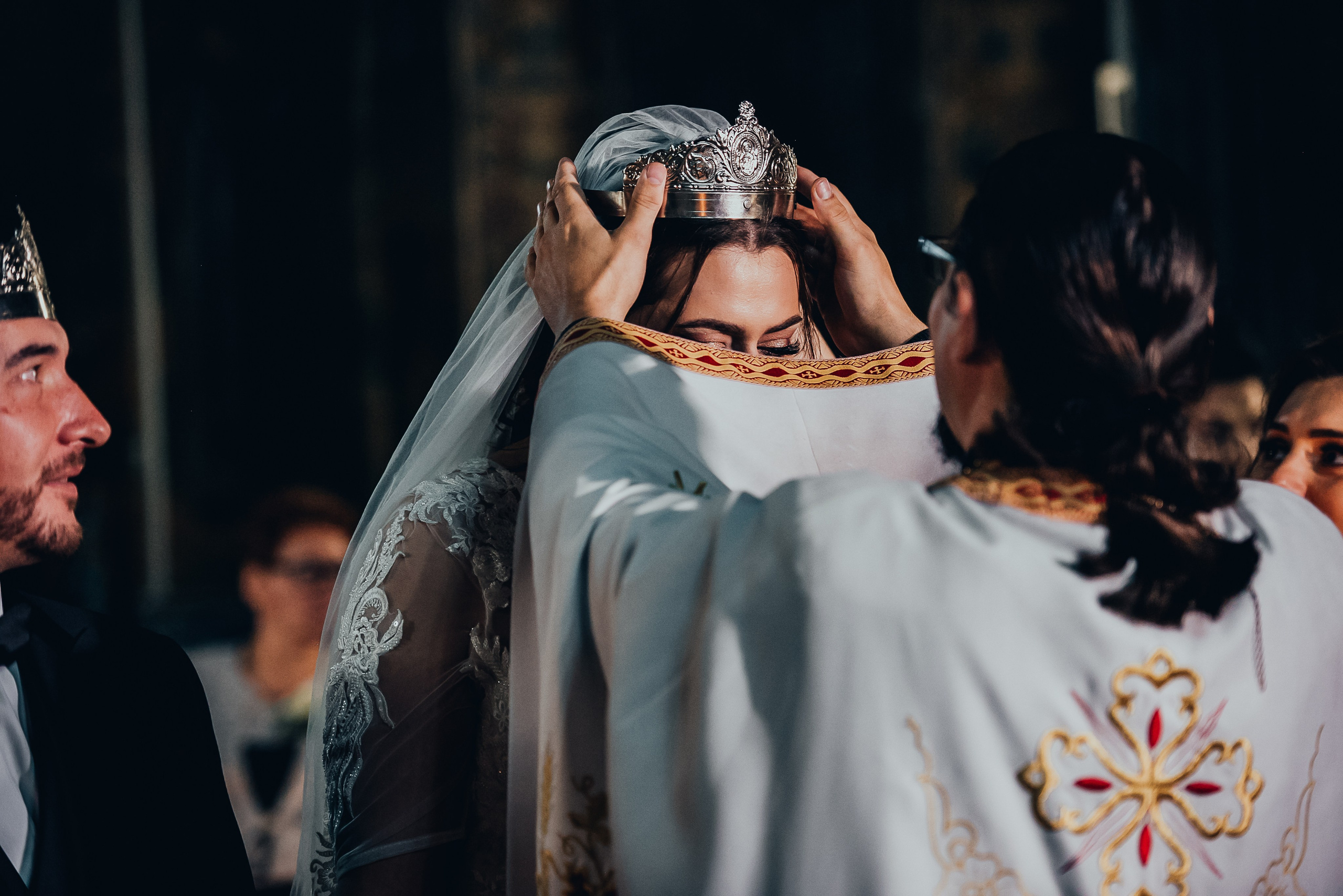 Fotograf profesionist de nuntă. Cu o abordare creativă și tehnici unice, spunem povestea voastră prin imagini pline de iubire și naturalețe. Descoperă arta fotografiei de nuntă . Fotograf Iasi, fotograf de nunta Suceava. Fotografii de nuntă. Pachet fotografii de nuntă. Fotograf Iasi, fotograf Suceava, fotograf Botosani, fotograf Romania. Servicii foto nuntă. Servicii foto-video.